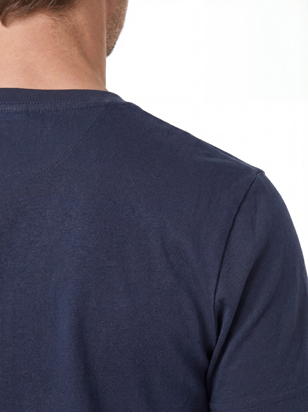 T-shirt su sfondo neutro da dietro t-shirt blu scritta “Mountain Lover” Saint Barth cotone