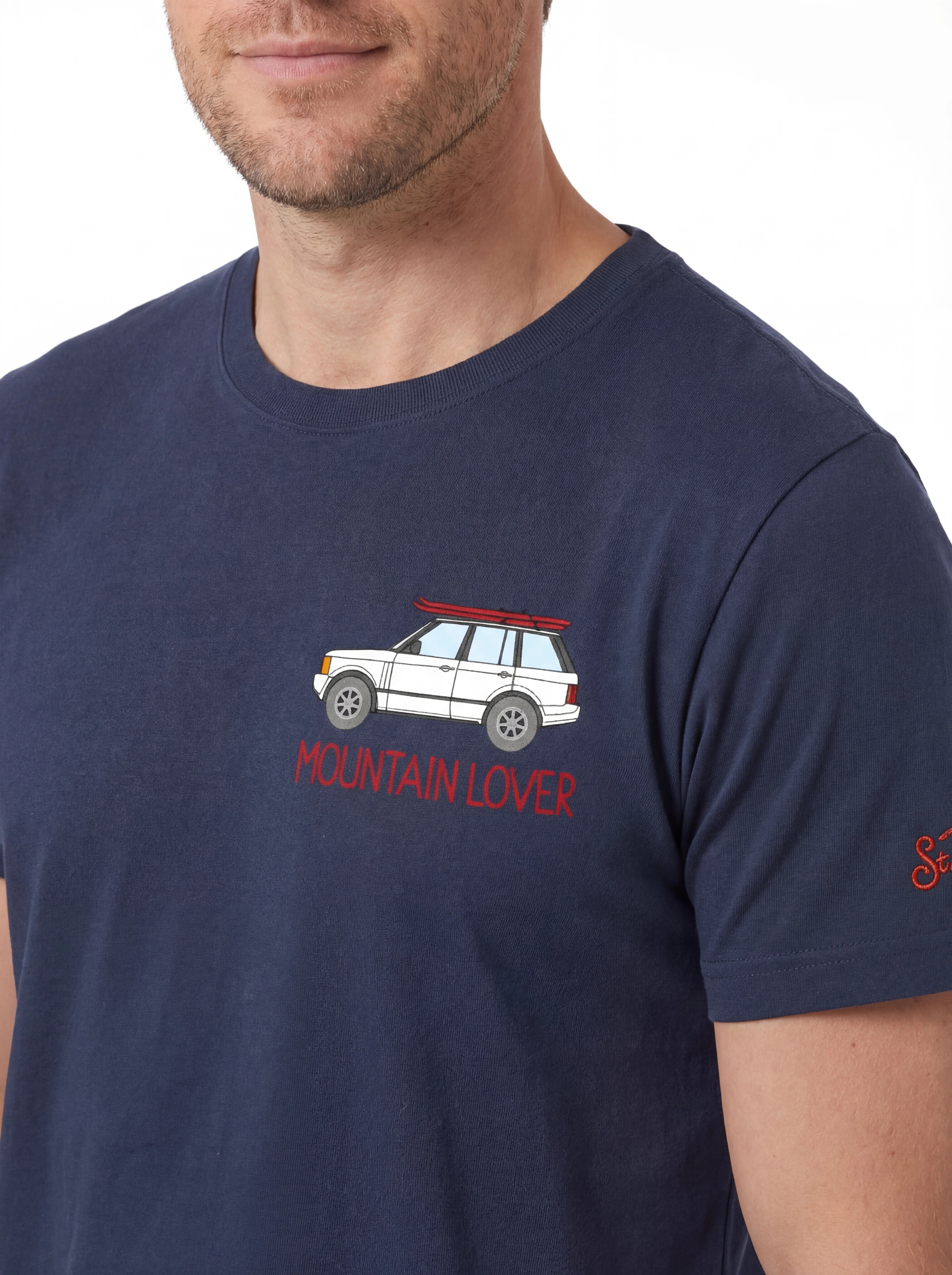Close-up dettagli t-shirt blu scritta “Mountain Lover” Saint Barth cotone