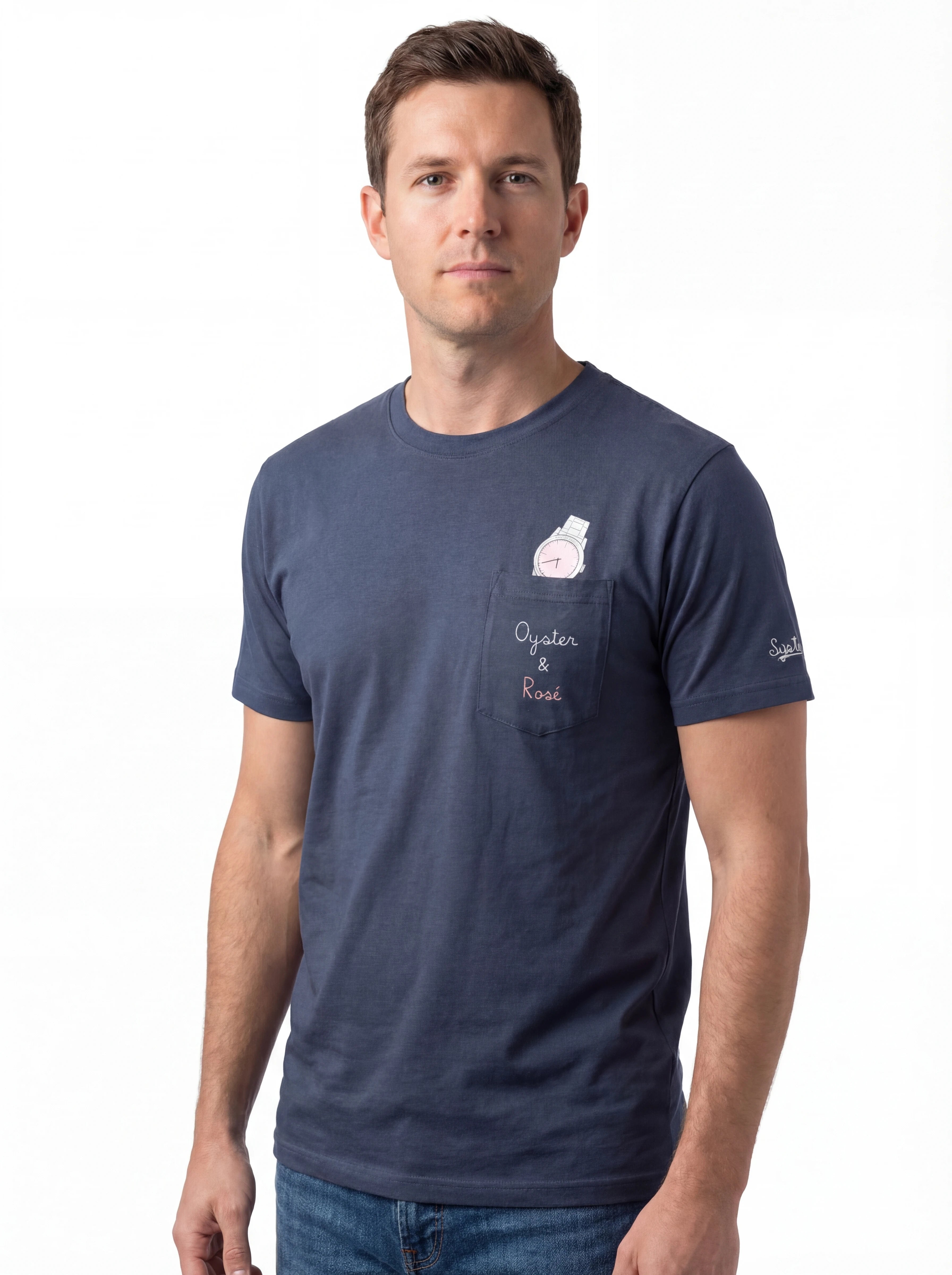 Modello a 45 gradi t-shirt blu scritta “Oyster & Rosè” Saint Barth