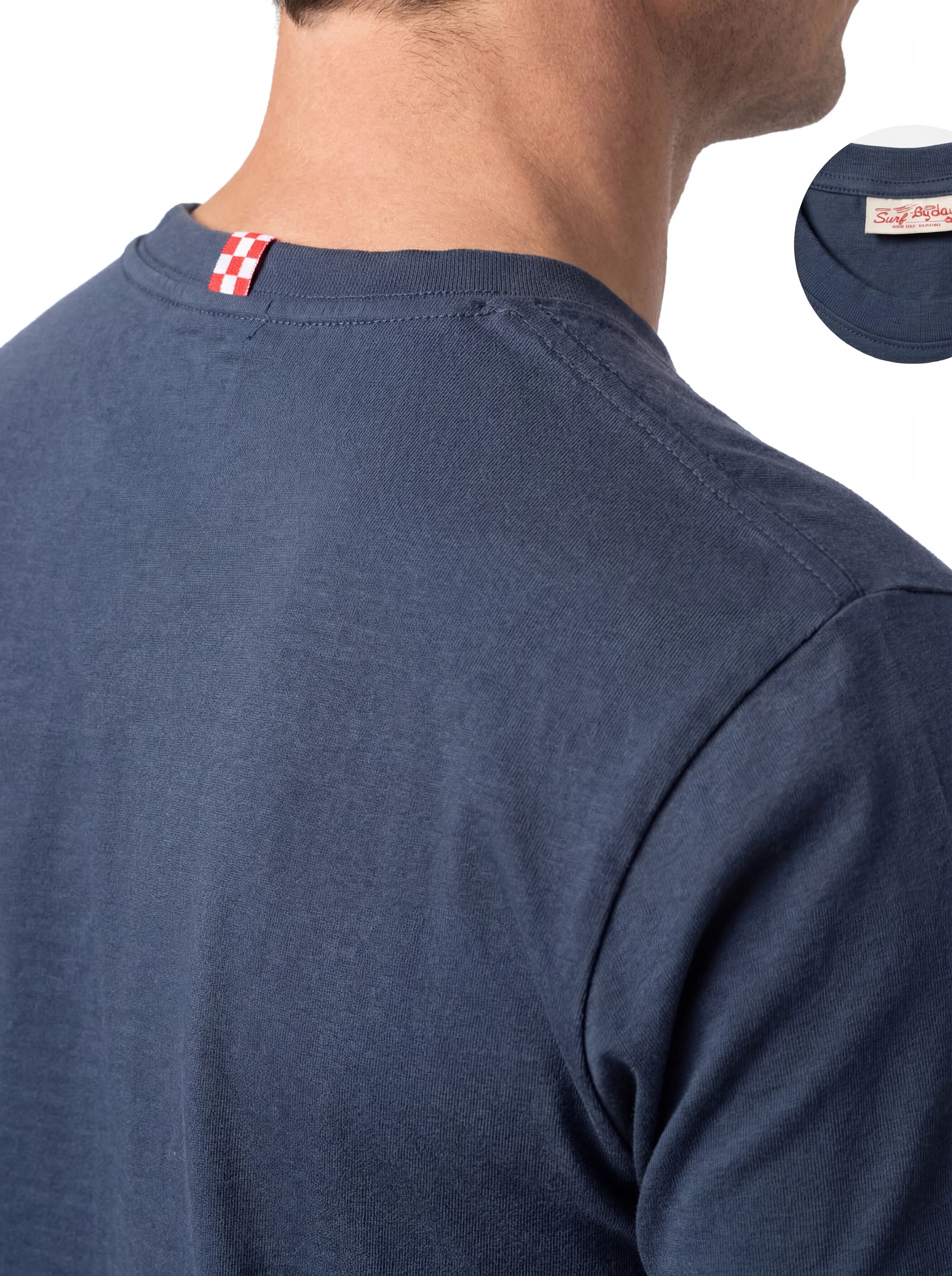 T-shirt su sfondo neutro frontale t-shirt blu scritta “Oyster & Rosè” Saint Barth