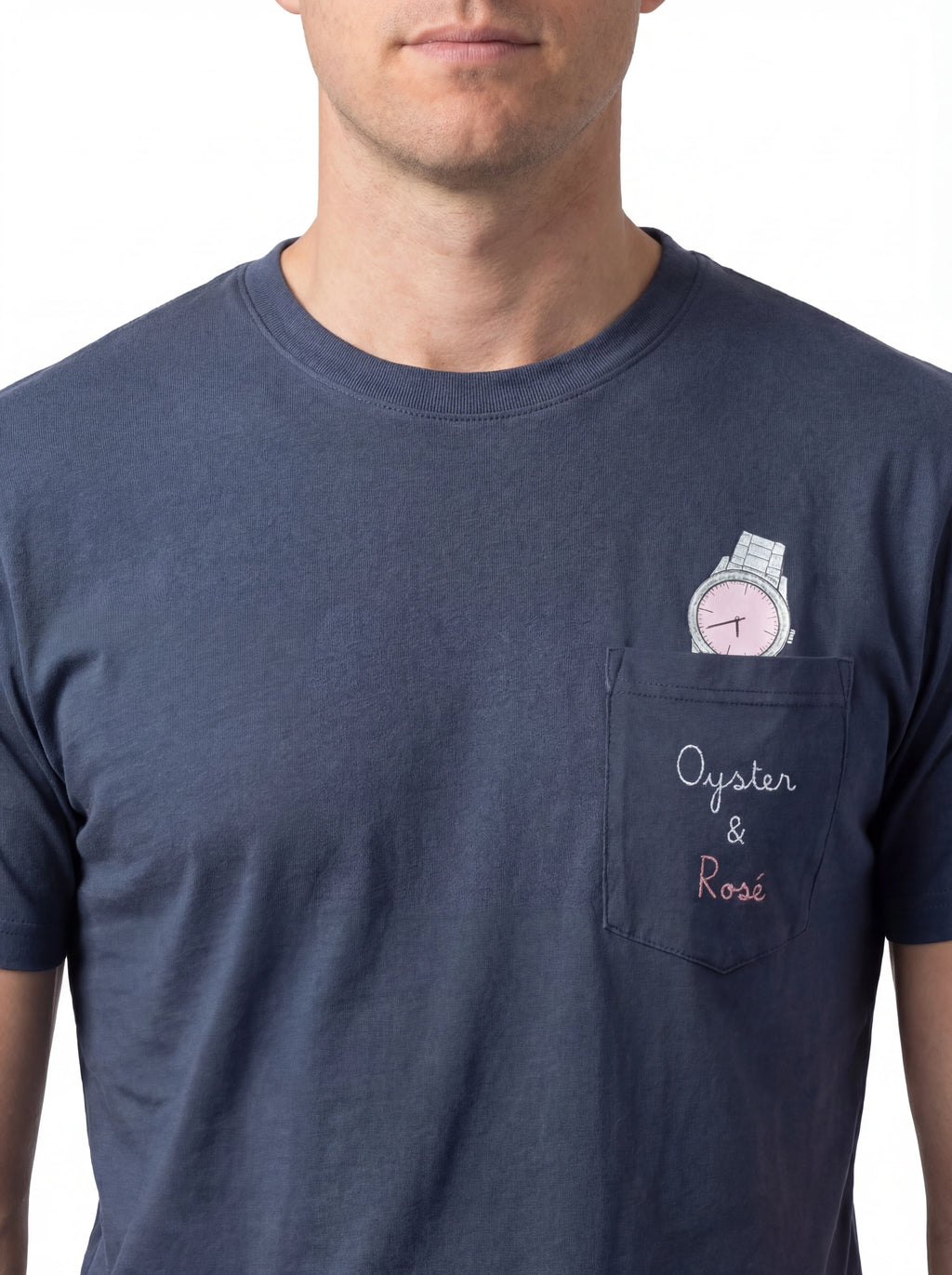 T-shirt su sfondo neutro da dietro t-shirt blu scritta “Oyster & Rosè” Saint Barth