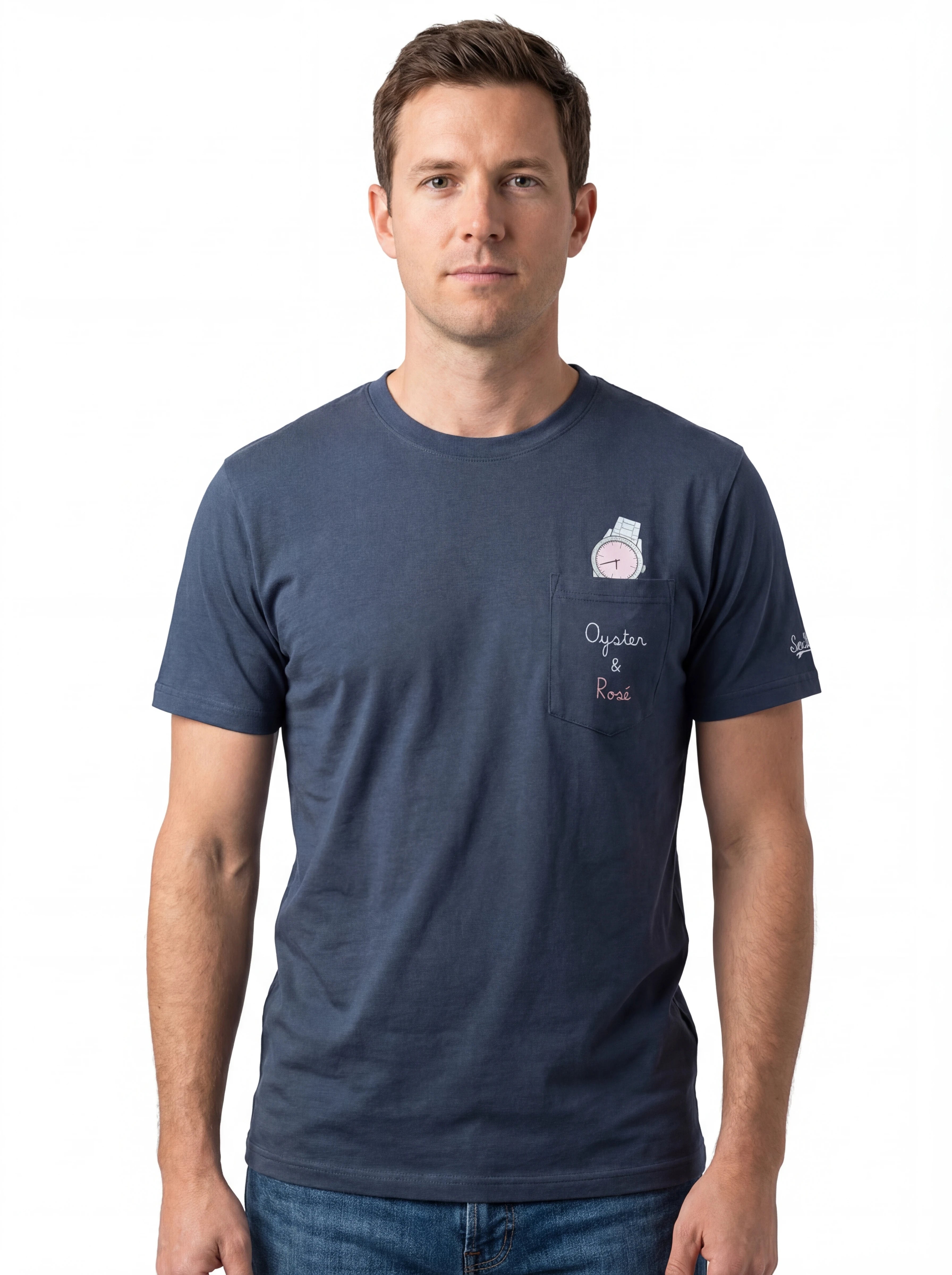 Modello frontalmente t-shirt blu scritta “Oyster & Rosè” Saint Barth