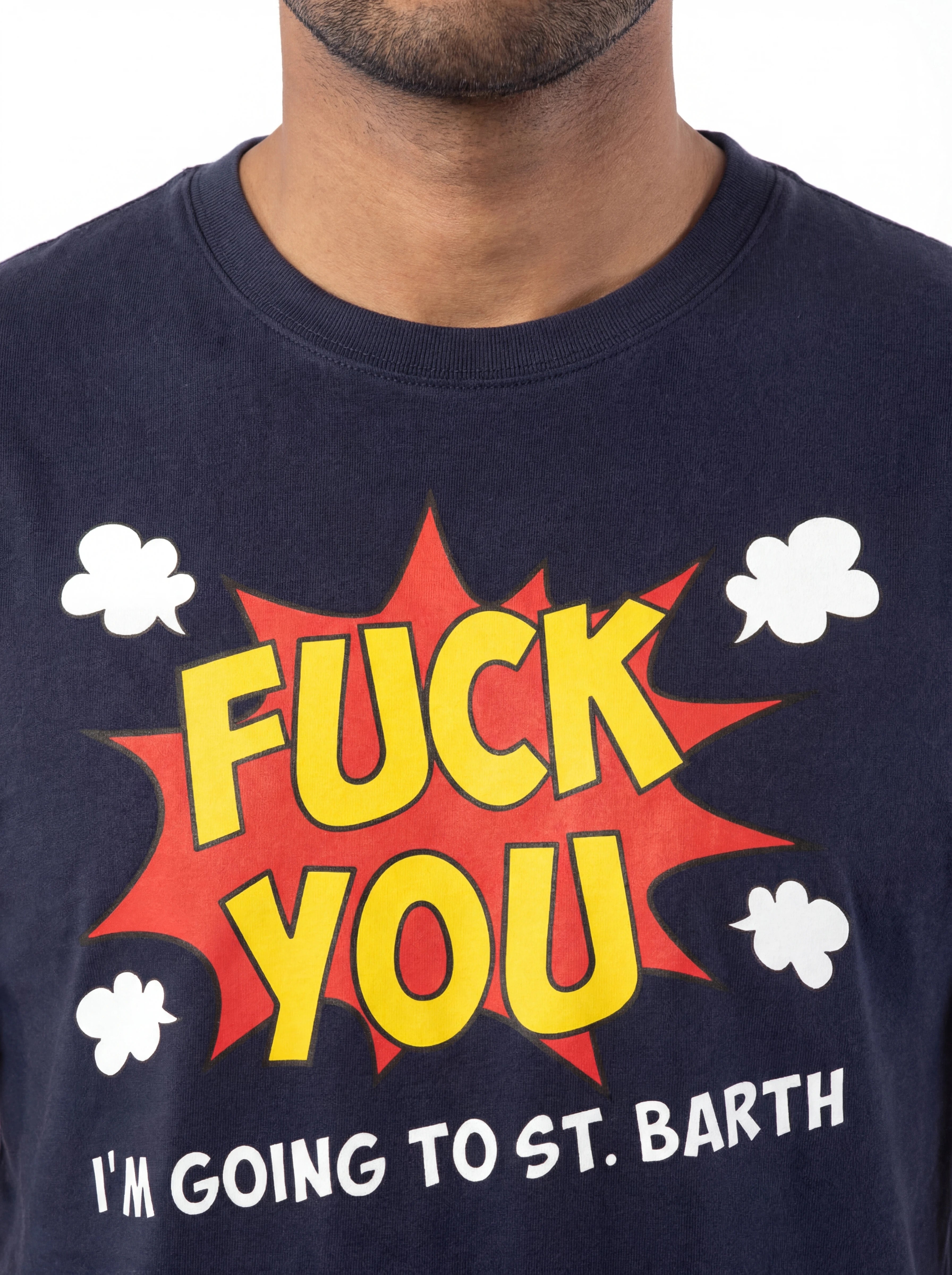 T-shirt su sfondo neutro da dietro t-shirt blu scritta “FUCK YOU I’M GOING TO” Saint Barth cotone