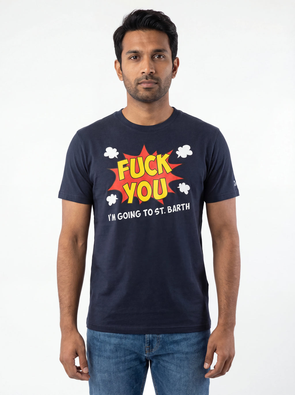 Modello frontalmente t-shirt blu scritta “FUCK YOU I’M GOING TO” Saint Barth cotone