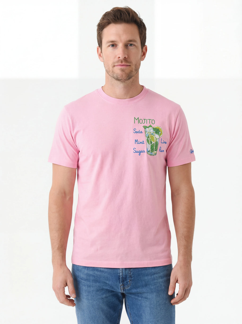 Modello frontalmente t-shirt rosa scritta “MOJITO Soda Mint Sugar” Saint Barth cotone