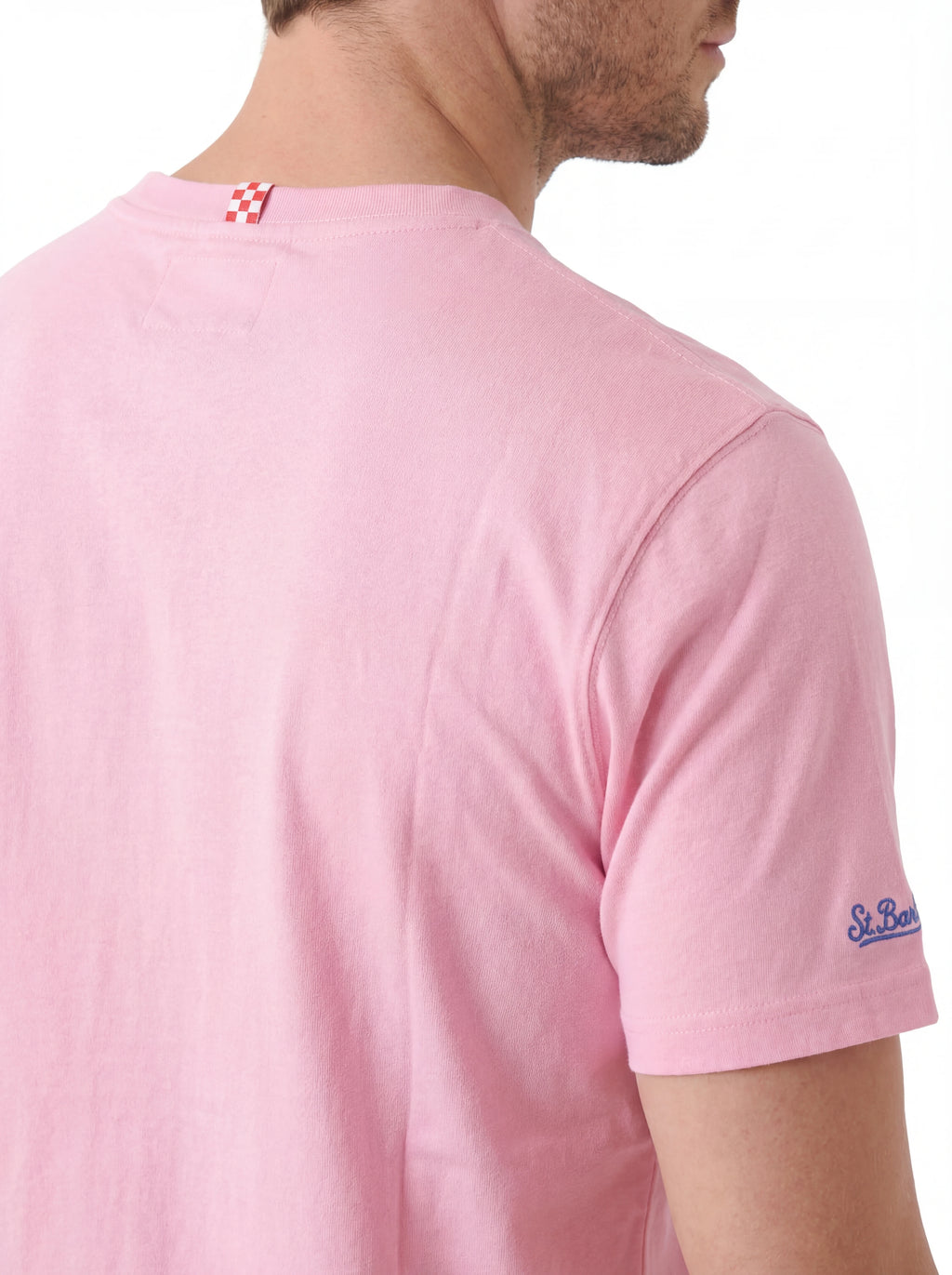 T-shirt su sfondo neutro da dietro t-shirt rosa scritta “MOJITO Soda Mint Sugar” Saint Barth cotone