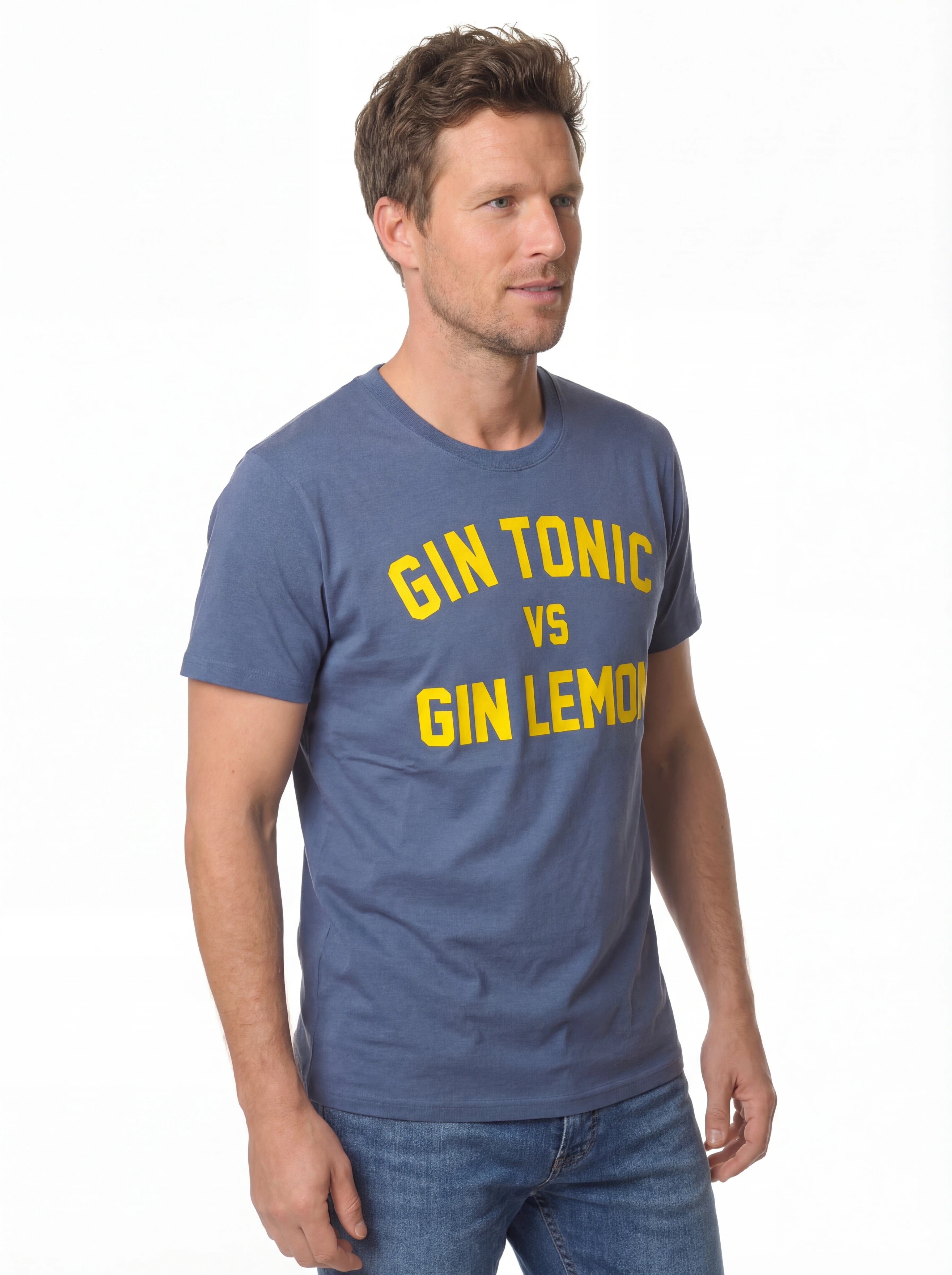 Modello a 45 gradi t-shirt blu scritta “Gin Tonic Vs Gin Lemon” Saint Barth cotone