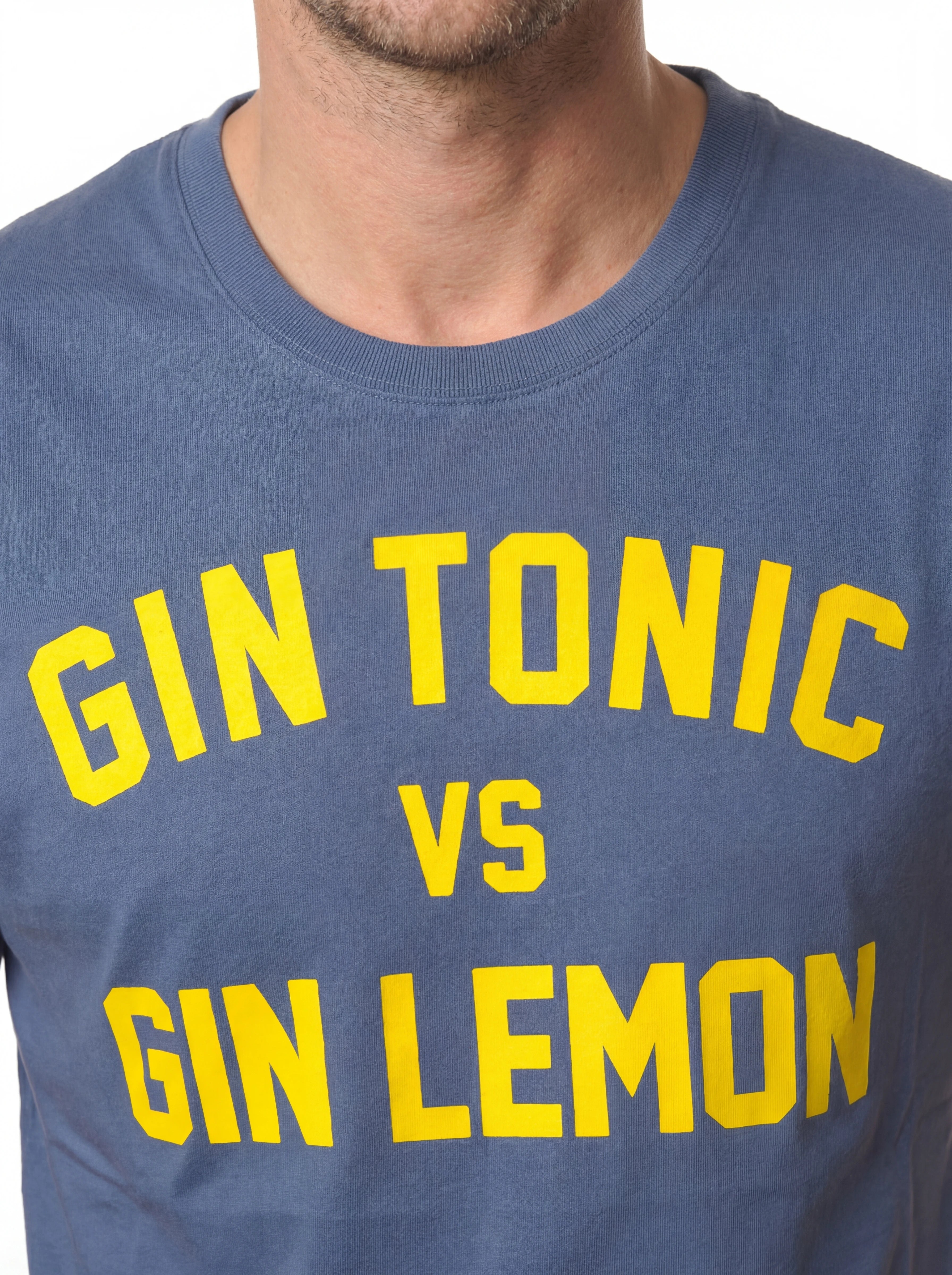 T-shirt su sfondo neutro frontale t-shirt blu scritta “Gin Tonic Vs Gin Lemon” Saint Barth cotone