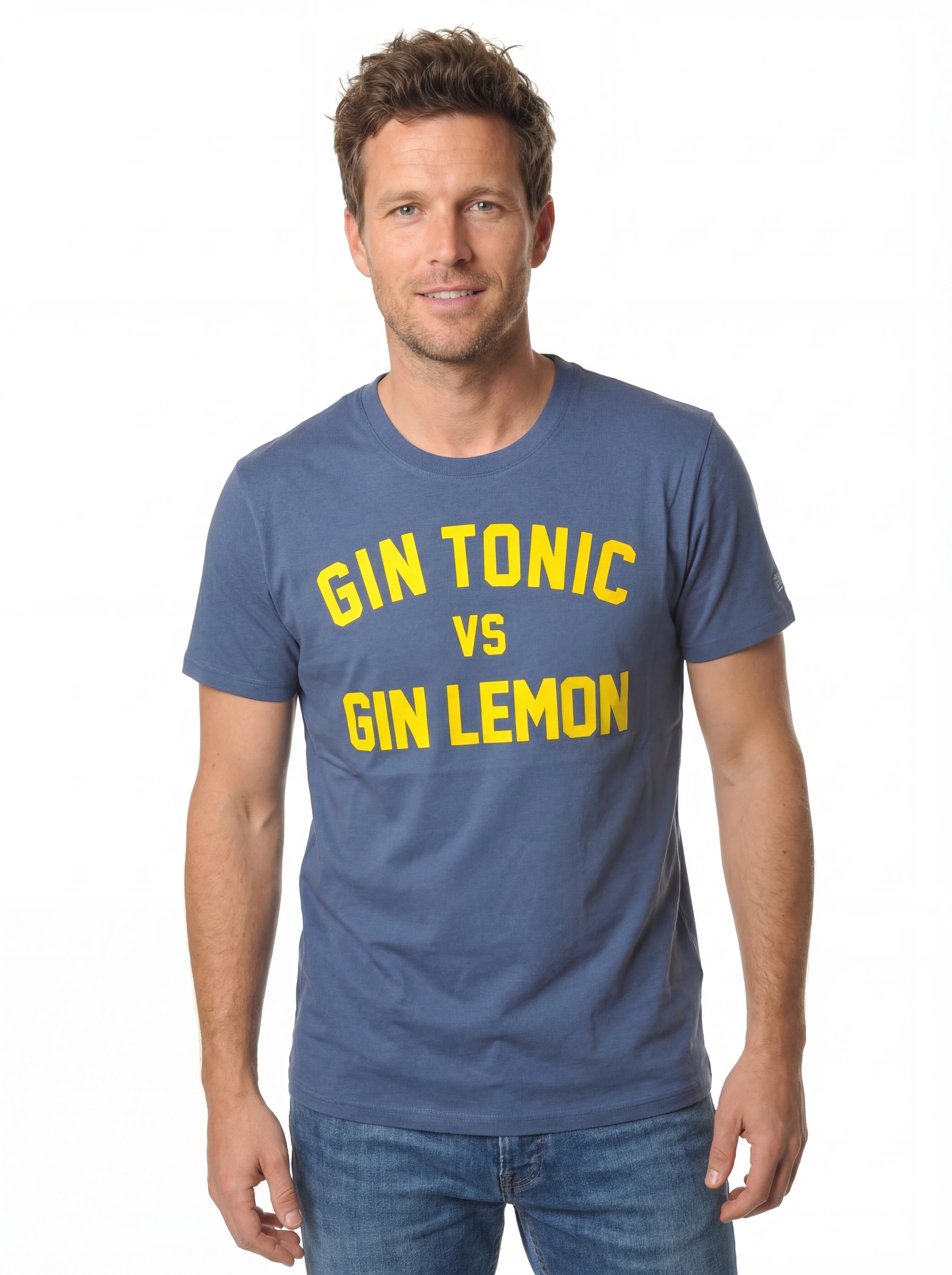 Modello frontalmente t-shirt blu scritta “Gin Tonic Vs Gin Lemon” Saint Barth cotone