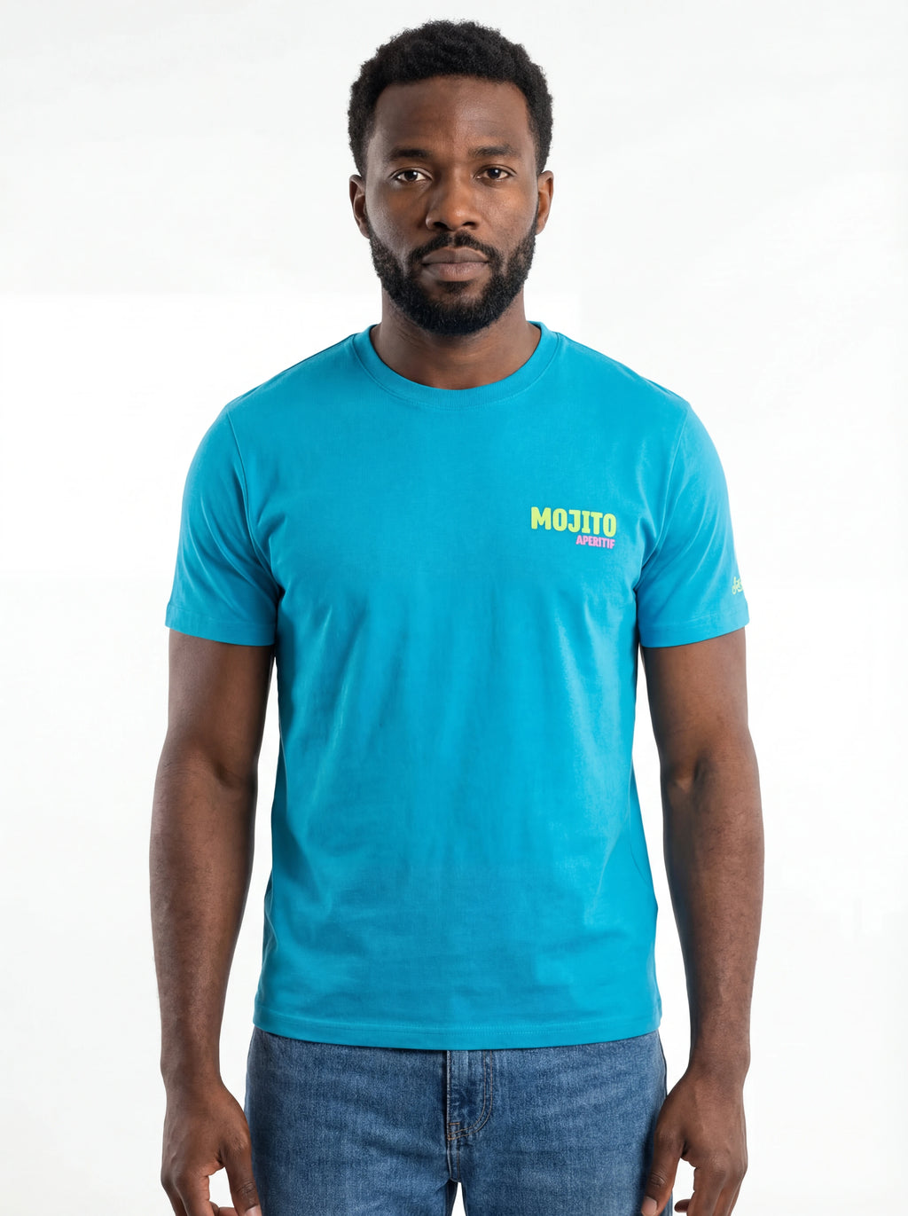 Modello frontalmente t-shirt turchese scritta “MOJITO APERITIF” Saint Barth cotone