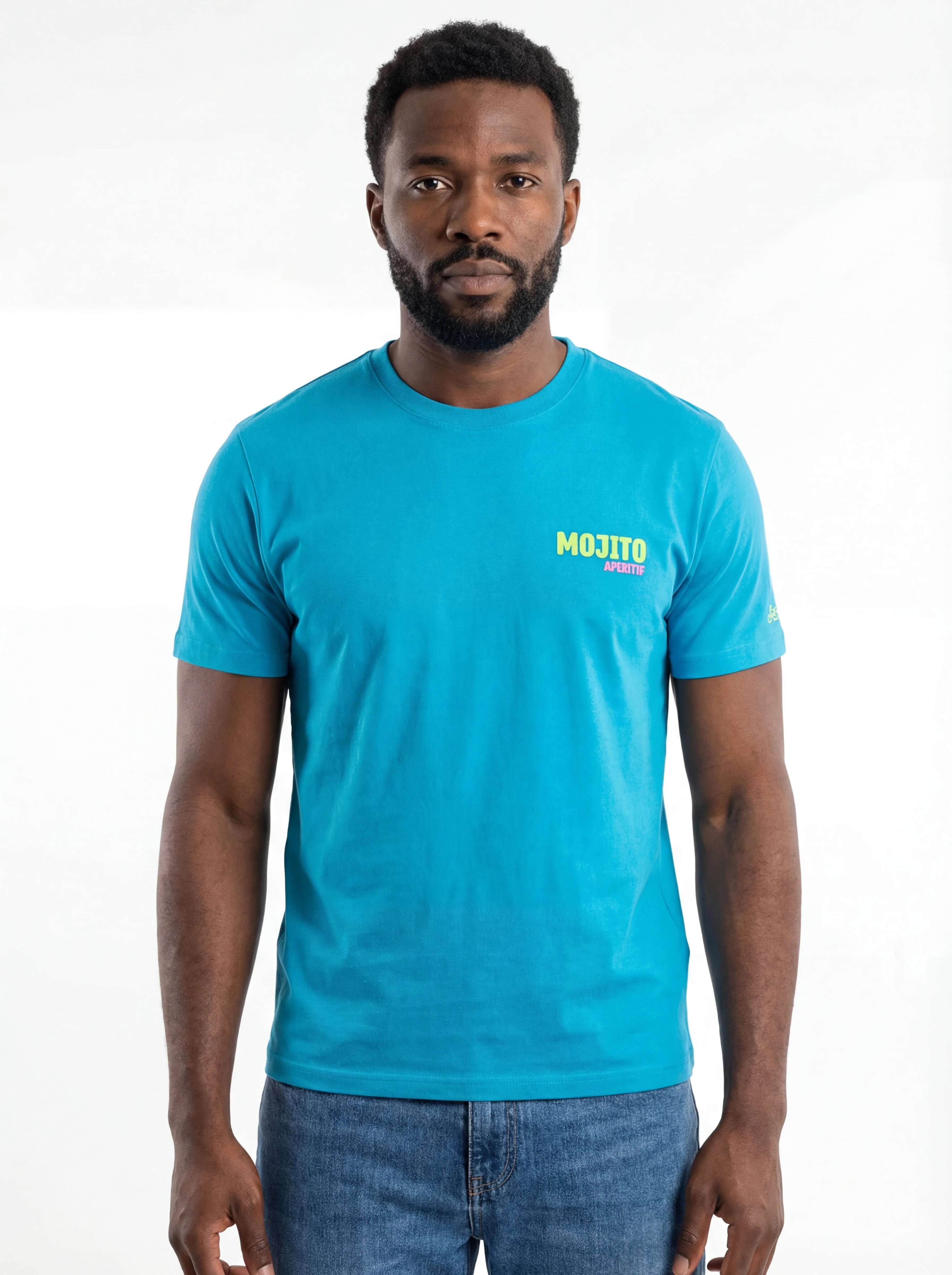 Modello frontalmente t-shirt turchese scritta “MOJITO APERITIF” Saint Barth cotone