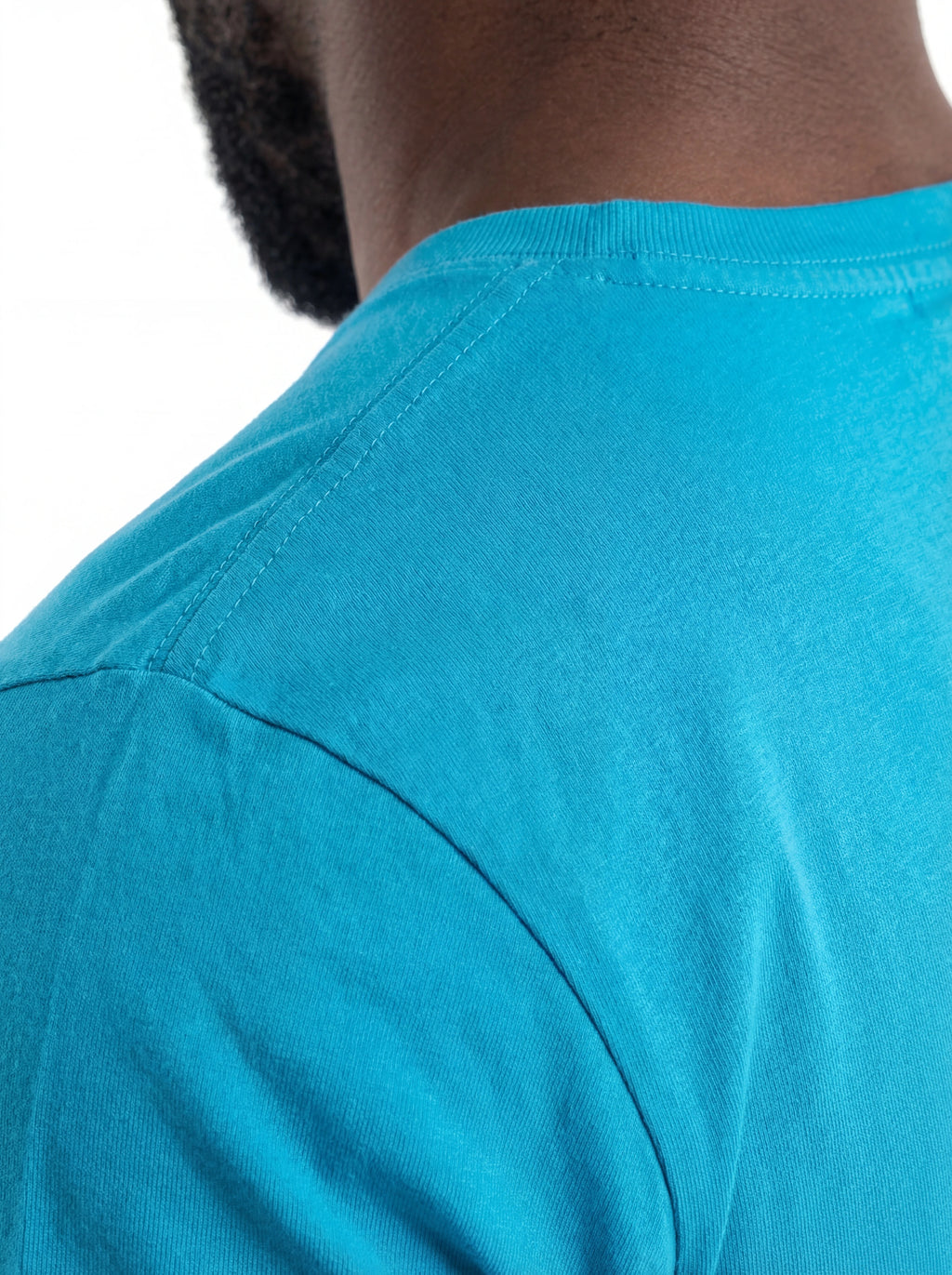 T-shirt su sfondo neutro da dietro t-shirt turchese scritta “MOJITO APERITIF” Saint Barth cotone