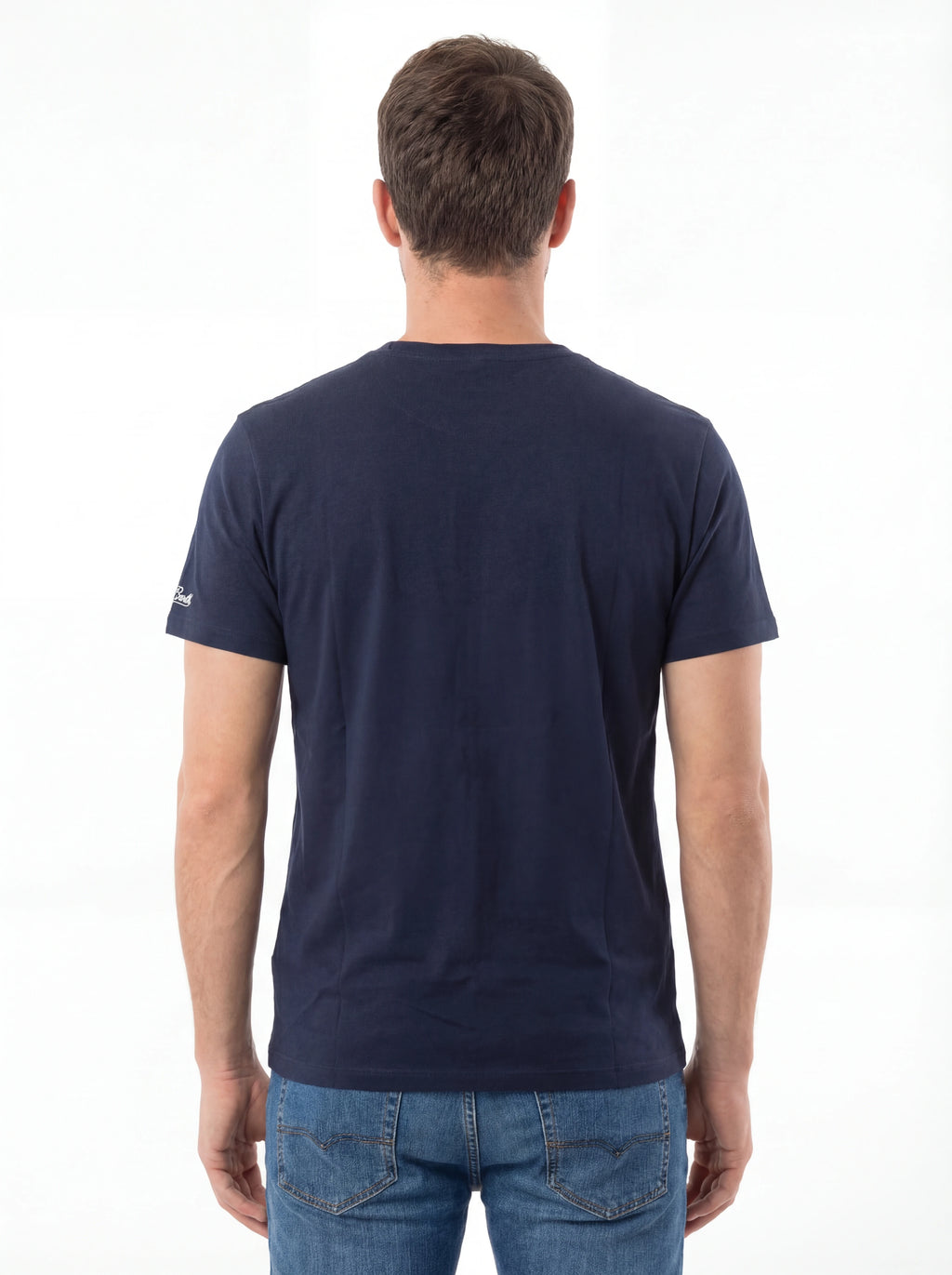 Modello a 45 gradi t-shirt blu scritta “P. Cervo vs P. Rotondo” Saint Barth cotone