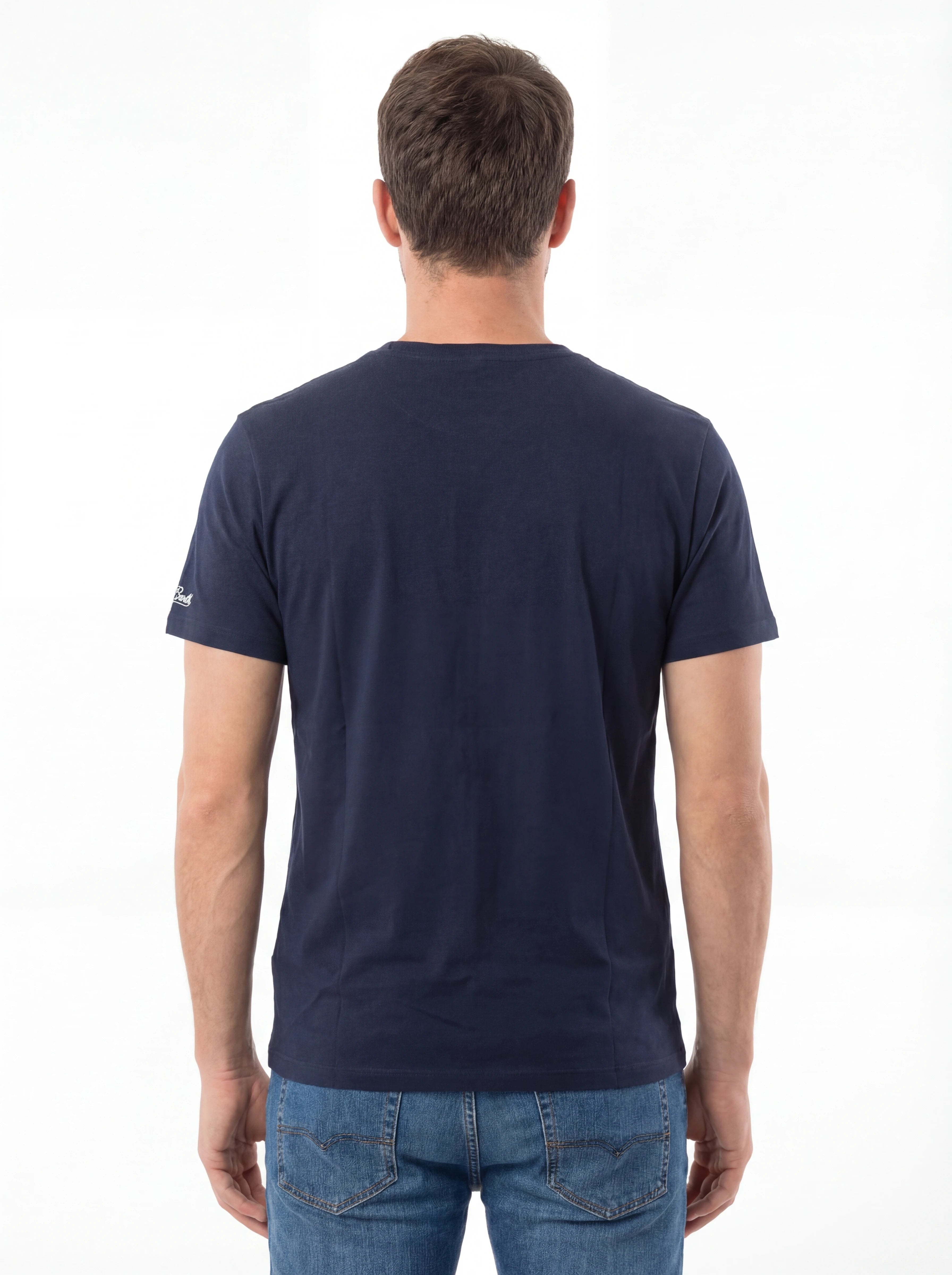 Modello a 45 gradi t-shirt blu scritta “P. Cervo vs P. Rotondo” Saint Barth cotone