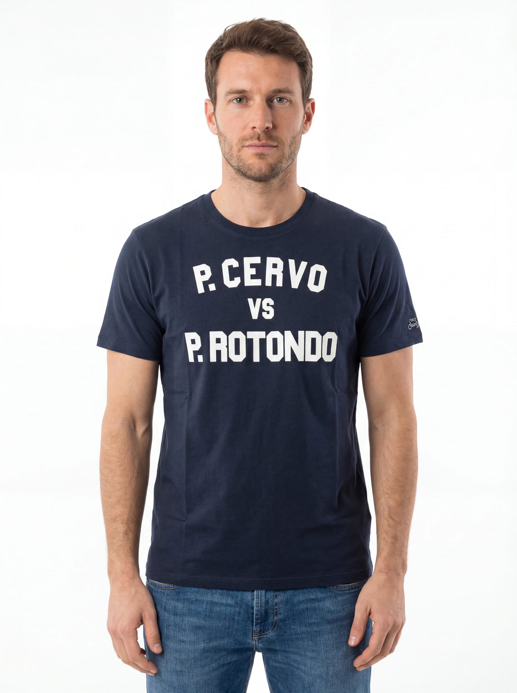 Modello frontalmente t-shirt blu scritta “P. Cervo vs P. Rotondo” Saint Barth cotone