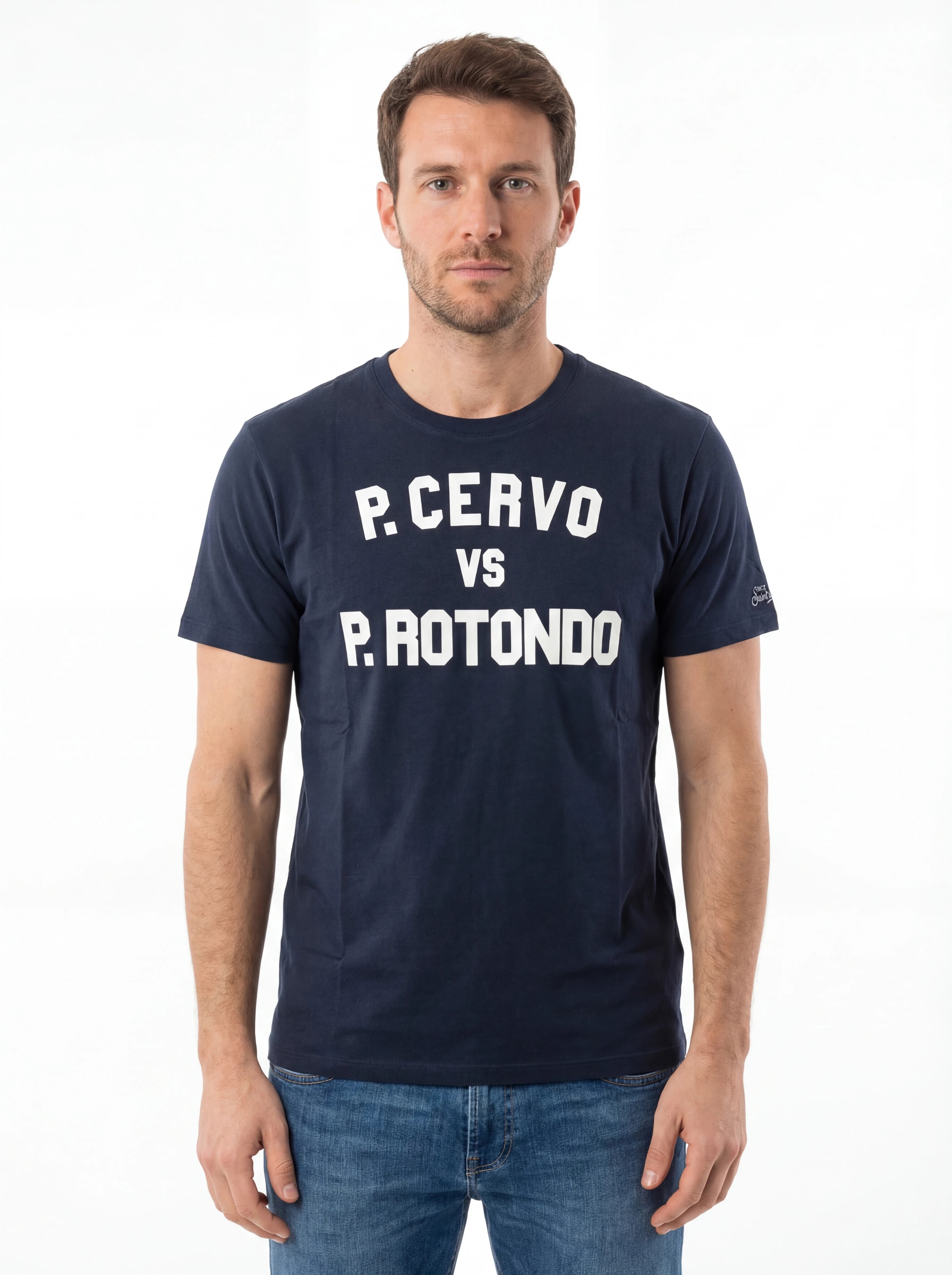 Modello frontalmente t-shirt blu scritta “P. Cervo vs P. Rotondo” Saint Barth cotone