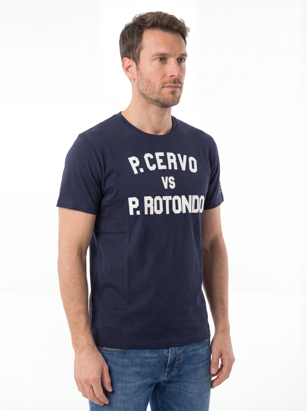 T-shirt su sfondo neutro frontale t-shirt blu scritta “P. Cervo vs P. Rotondo” Saint Barth cotone