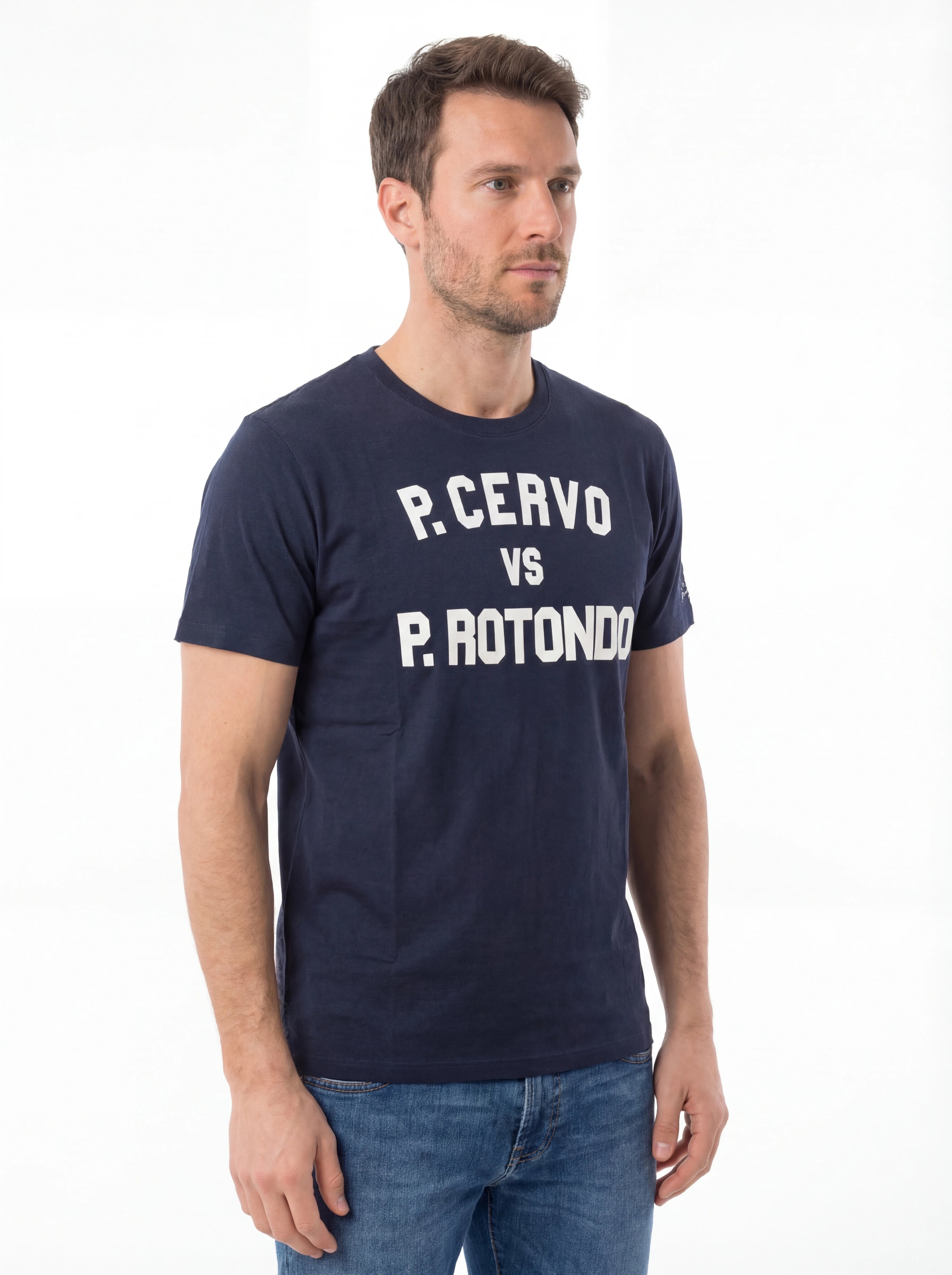 T-shirt su sfondo neutro frontale t-shirt blu scritta “P. Cervo vs P. Rotondo” Saint Barth cotone