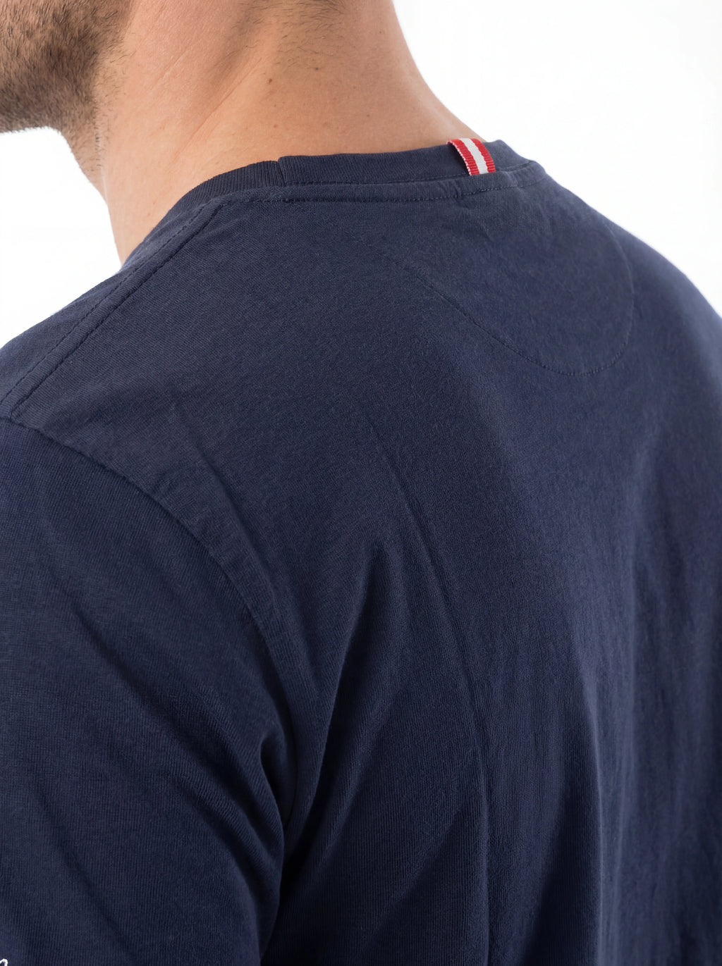 Close-up dettagli t-shirt blu scritta “P. Cervo vs P. Rotondo” Saint Barth cotone