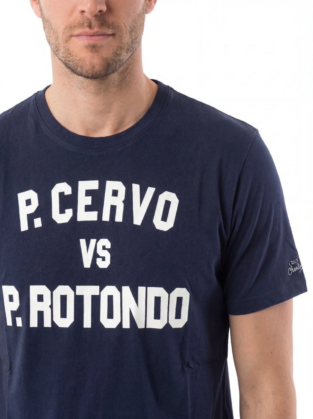 Dettaglio t-shirt blu scritta “P. Cervo vs P. Rotondo” Saint Barth cotone