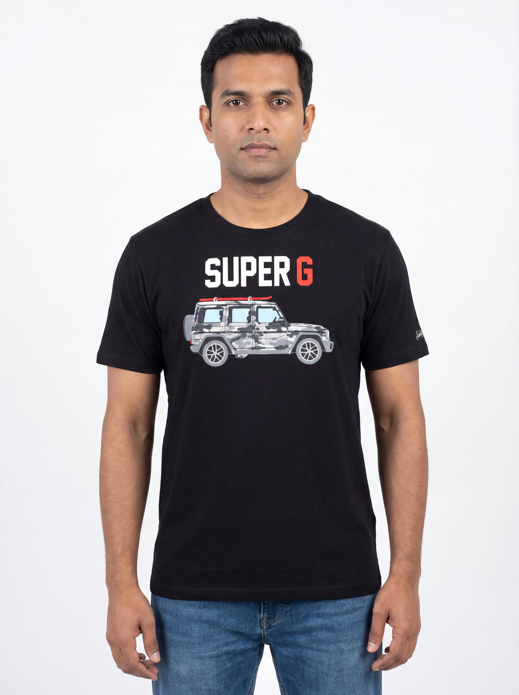 Modello frontalmente t-shirt nero scritta “Super G” Saint Barth cotone