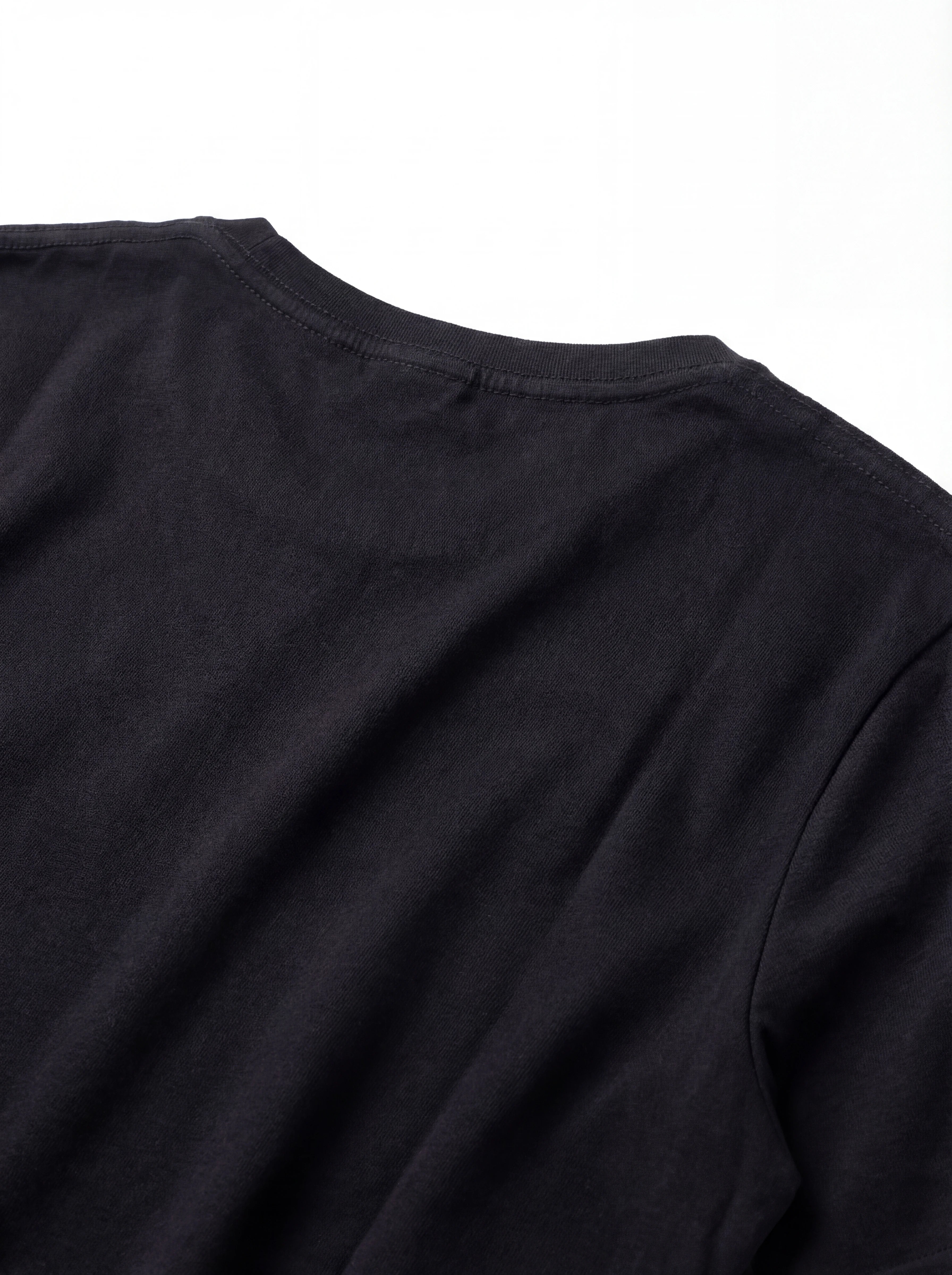 T-shirt su sfondo neutro frontale t-shirt nero scritta “Super G” Saint Barth cotone