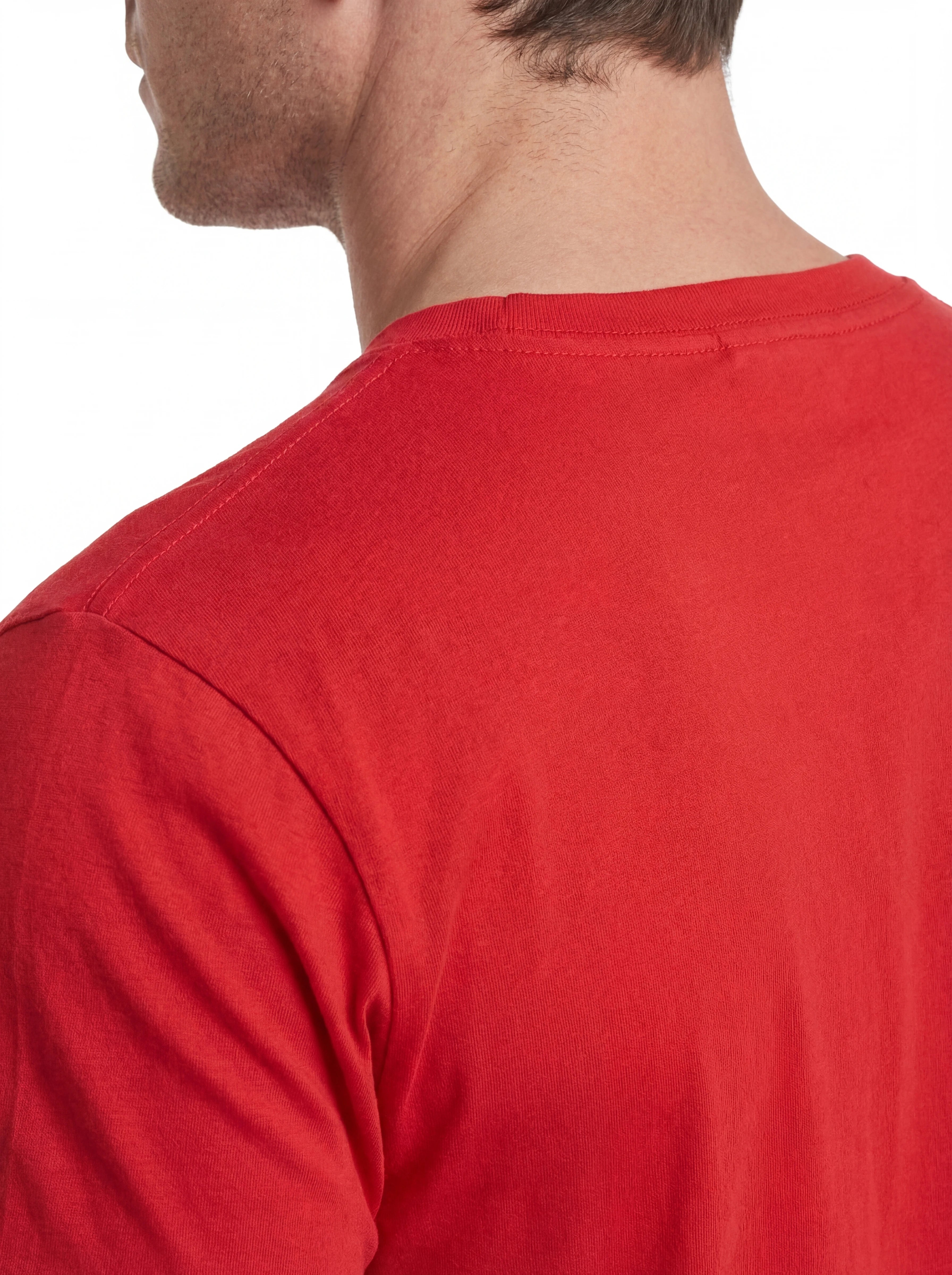 Close-up dettagli t-shirt rosso scritta “New York vs Los Angele” Saint Barth cotone