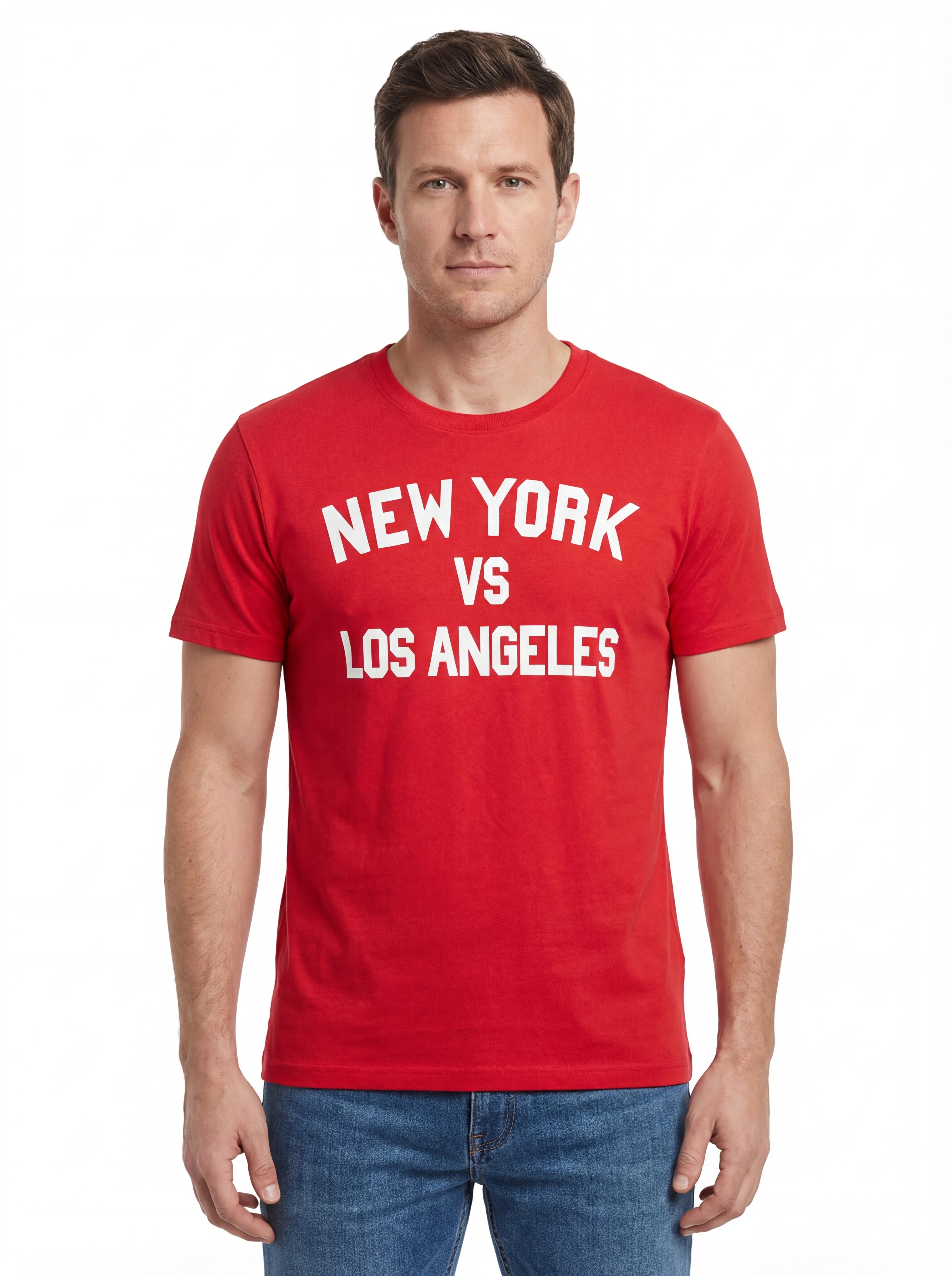 Modello frontalmente t-shirt rosso scritta “New York vs Los Angele” Saint Barth cotone