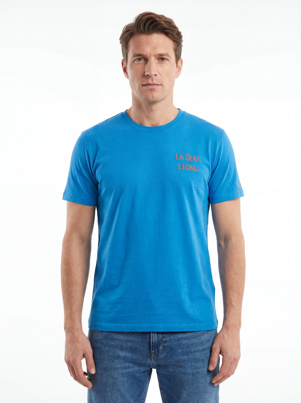 Modello frontalmente t-shirt bluette scritta “LA SERA LEONI...” Saint Barth