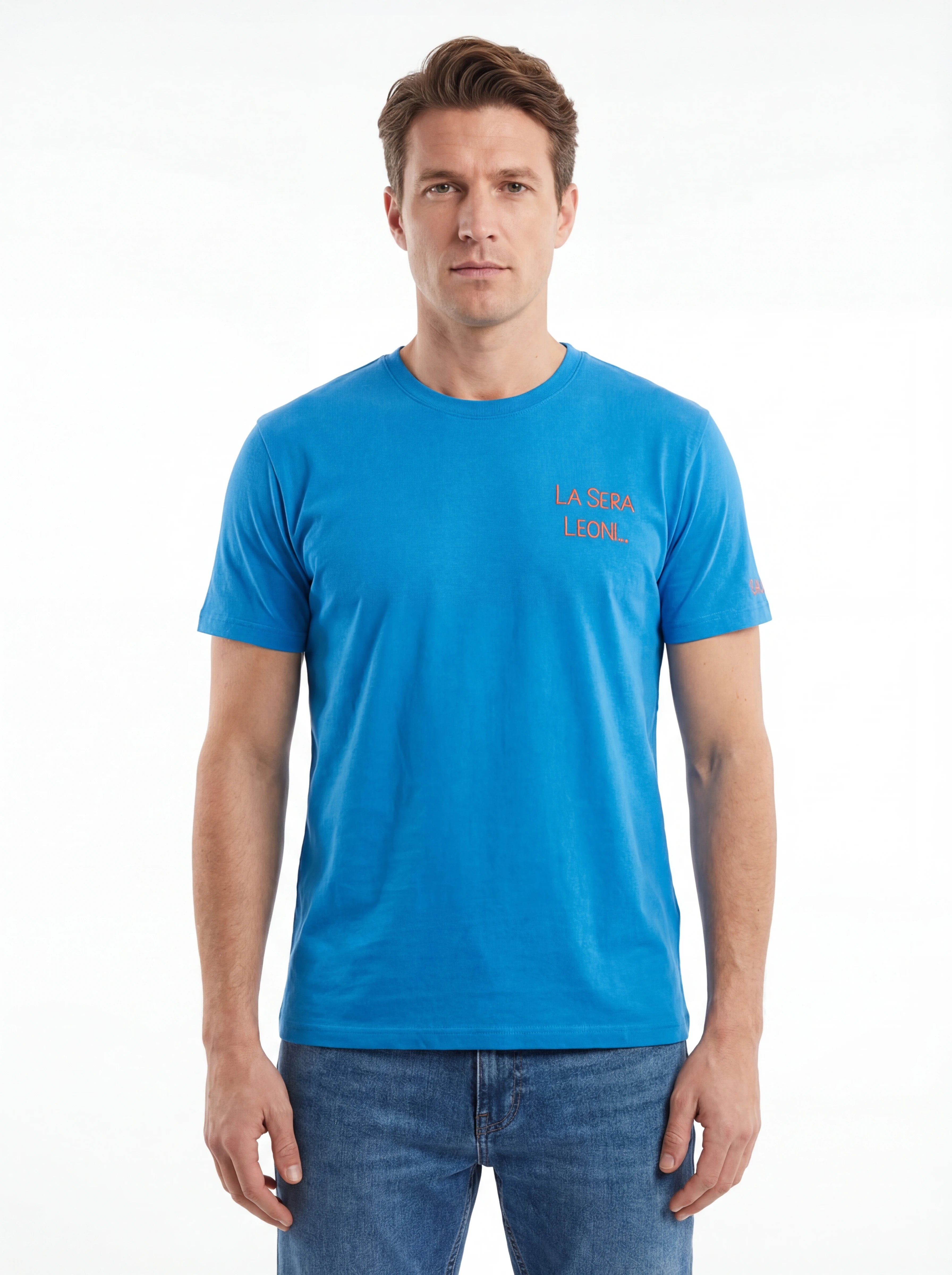 Modello frontalmente t-shirt bluette scritta “LA SERA LEONI...” Saint Barth