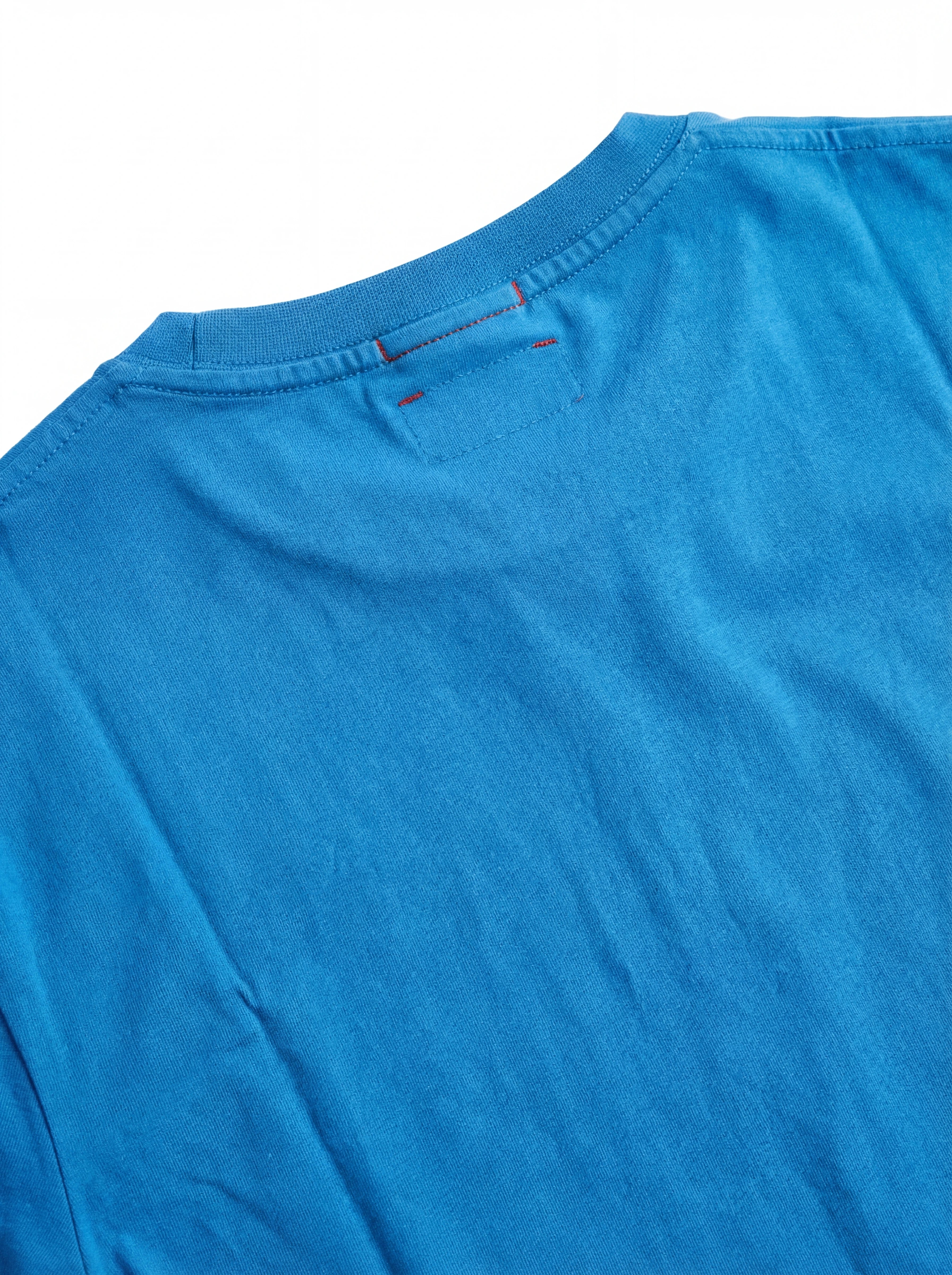 T-shirt su sfondo neutro da dietro t-shirt bluette scritta “LA SERA LEONI...” Saint Barth