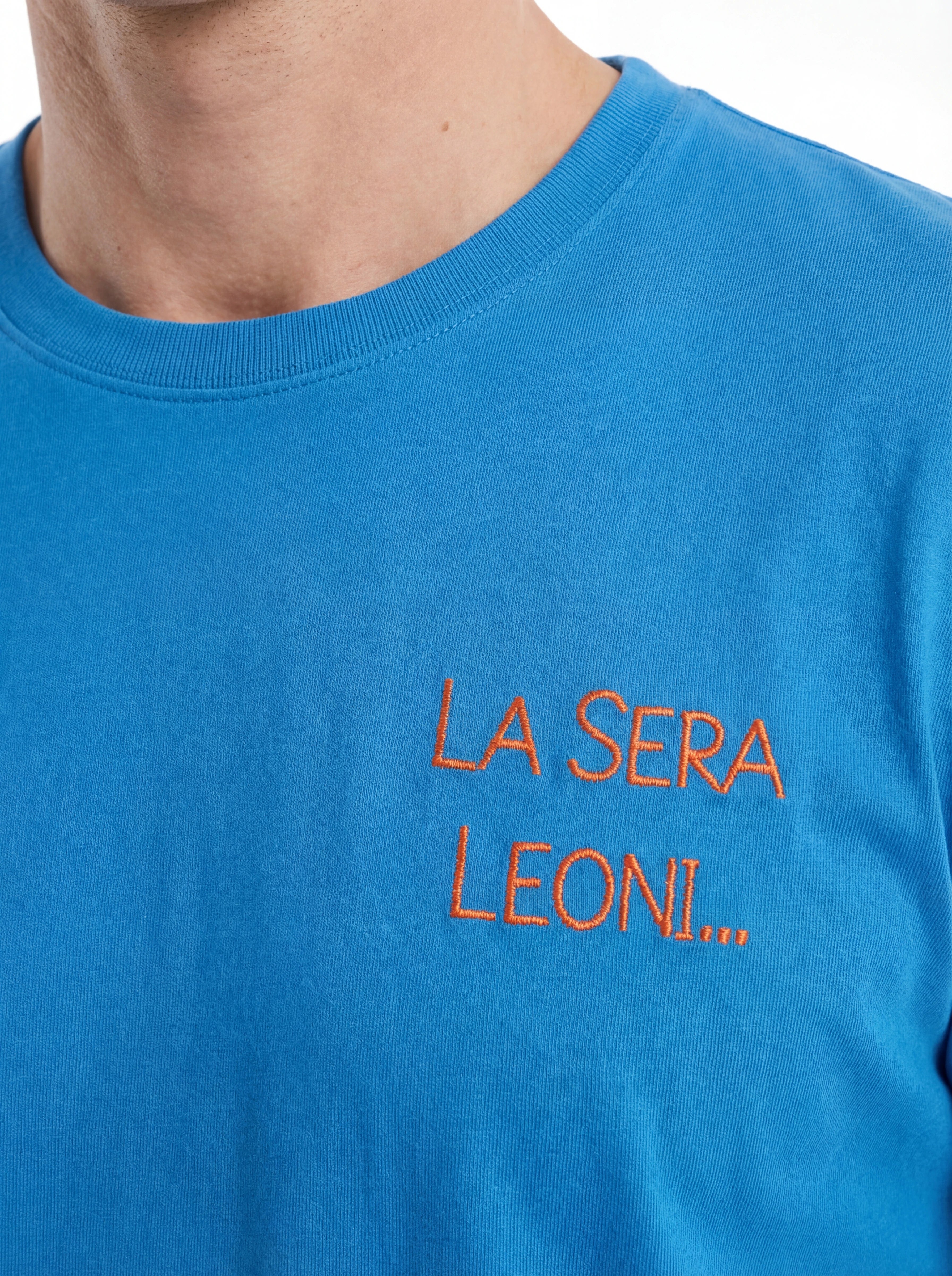 Vista da dietro t-shirt bluette scritta “LA SERA LEONI...” Saint Barth