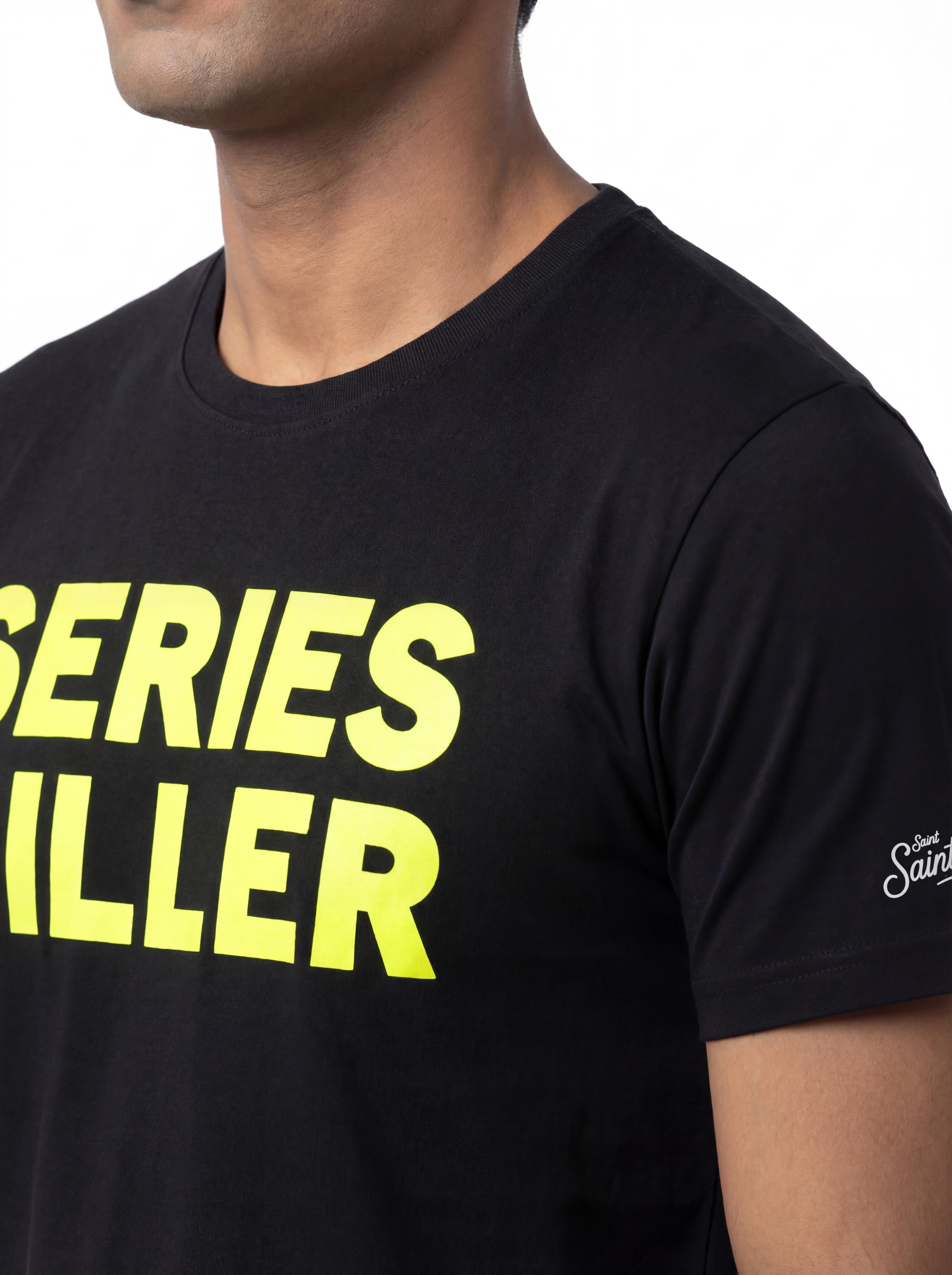 T-shirt su sfondo neutro da dietro t-shirt nero scritta “SERIES KILLER” Saint Barth cotone