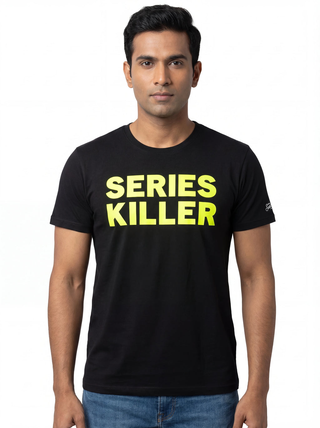Modello frontalmente t-shirt nero scritta “SERIES KILLER” Saint Barth cotone