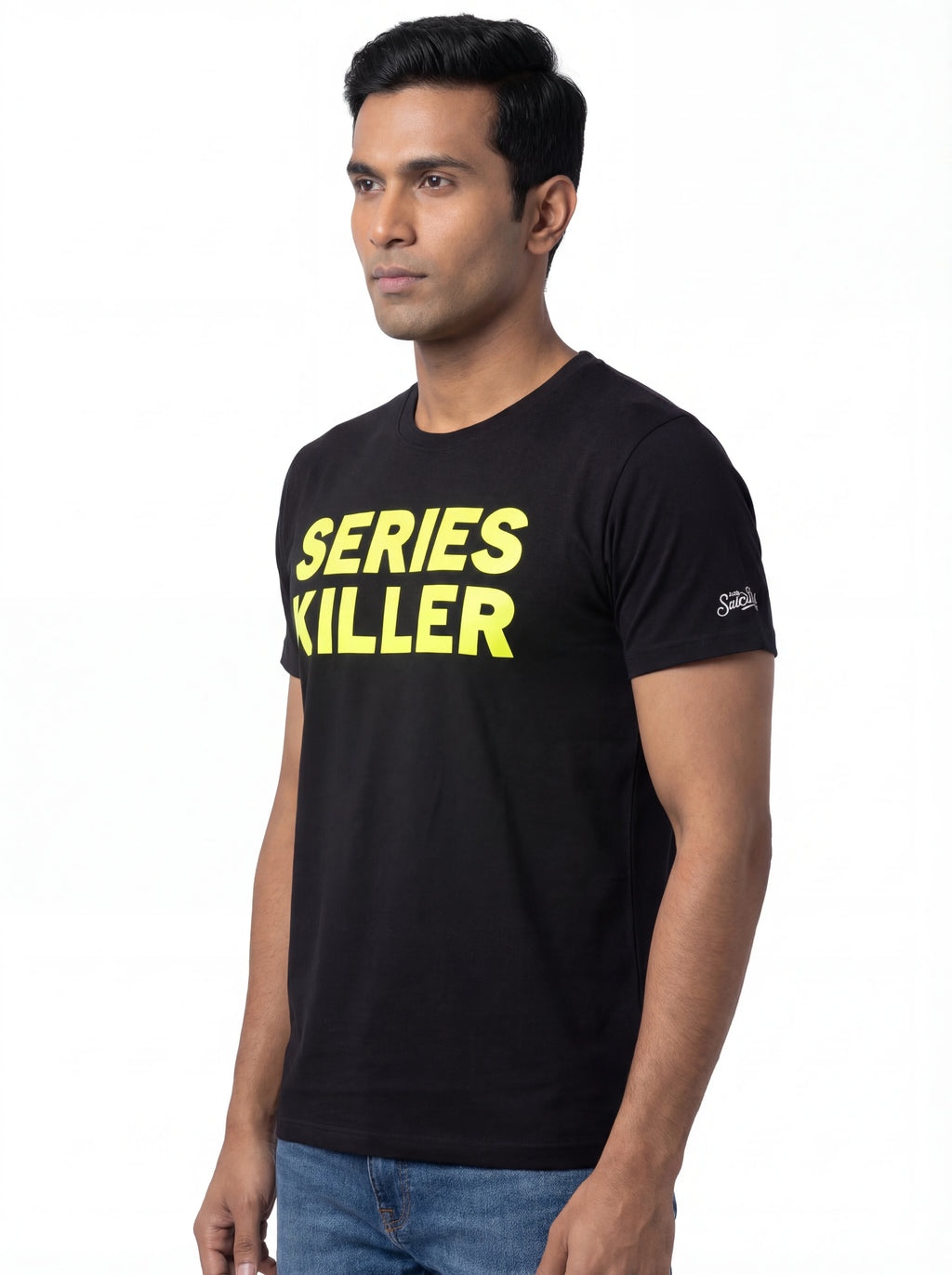 T-shirt su sfondo neutro frontale t-shirt nero scritta “SERIES KILLER” Saint Barth cotone