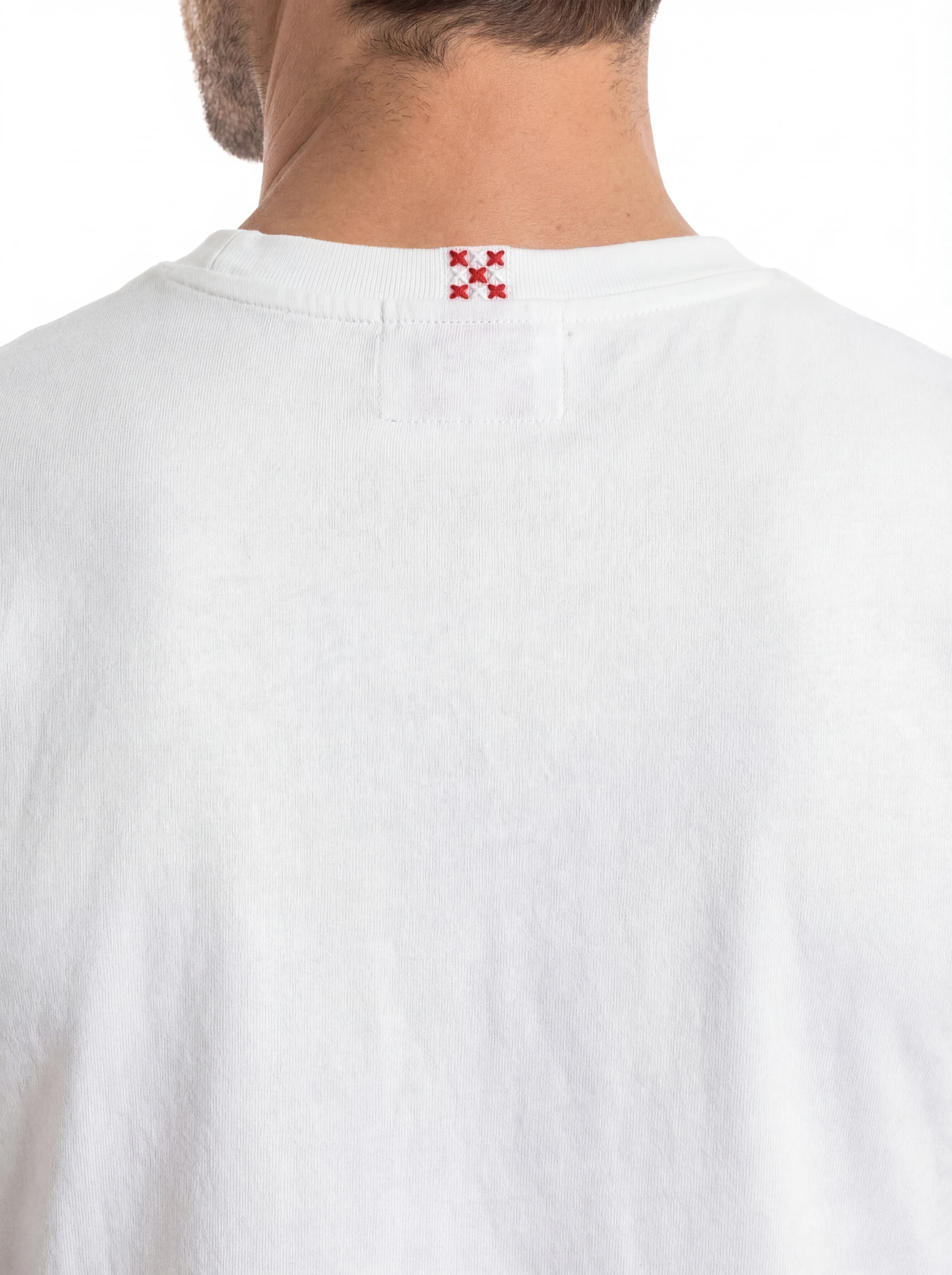 T-shirt su sfondo neutro frontale t-shirt bianco scritta “MINI MUM” Saint Barth cotone