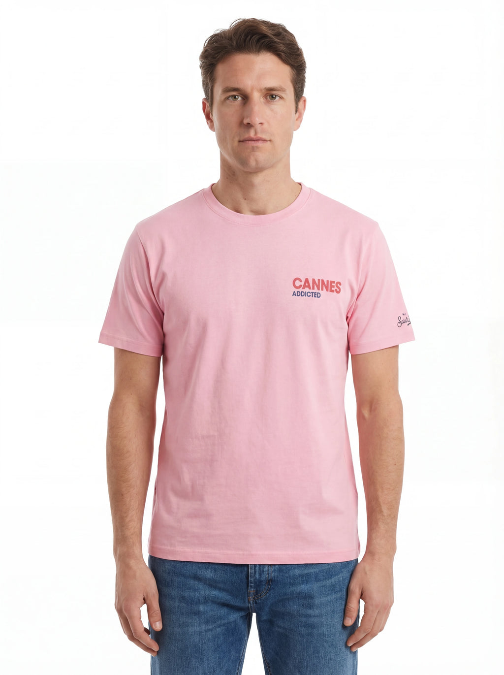 Modello frontalmente t-shirt rosa scritta “CANNES Addicted” Saint Barth cotone