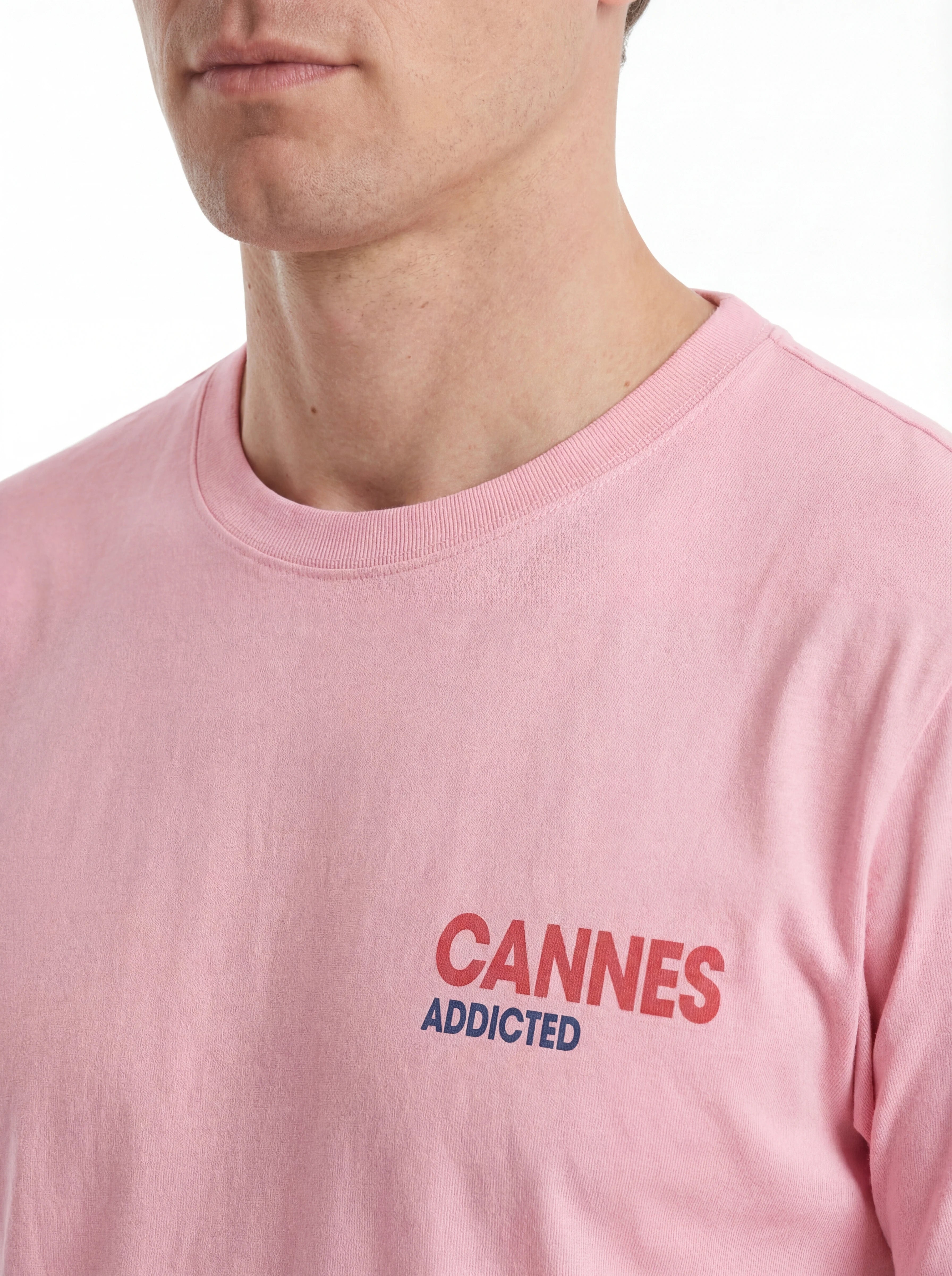 T-shirt su sfondo neutro frontale t-shirt rosa scritta “CANNES Addicted” Saint Barth cotone