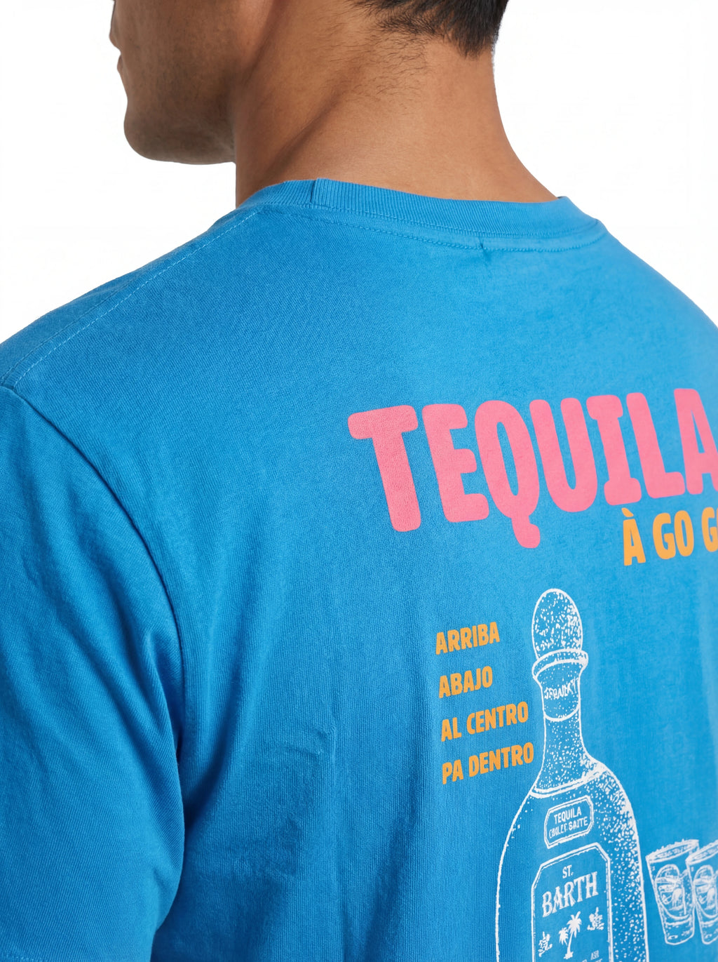 Modello a 45 gradi t-shirt bluette scritta “TEQUILA a Go Go” Saint Barth cotone