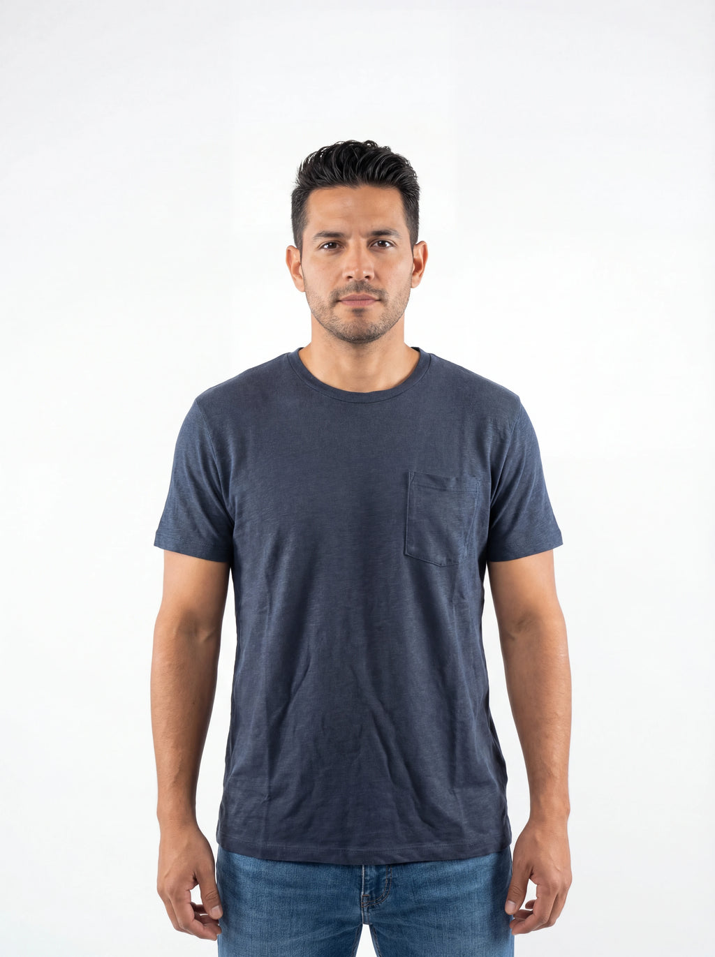 Modello frontalmente t-shirt blu texture lino Saint Barth lino