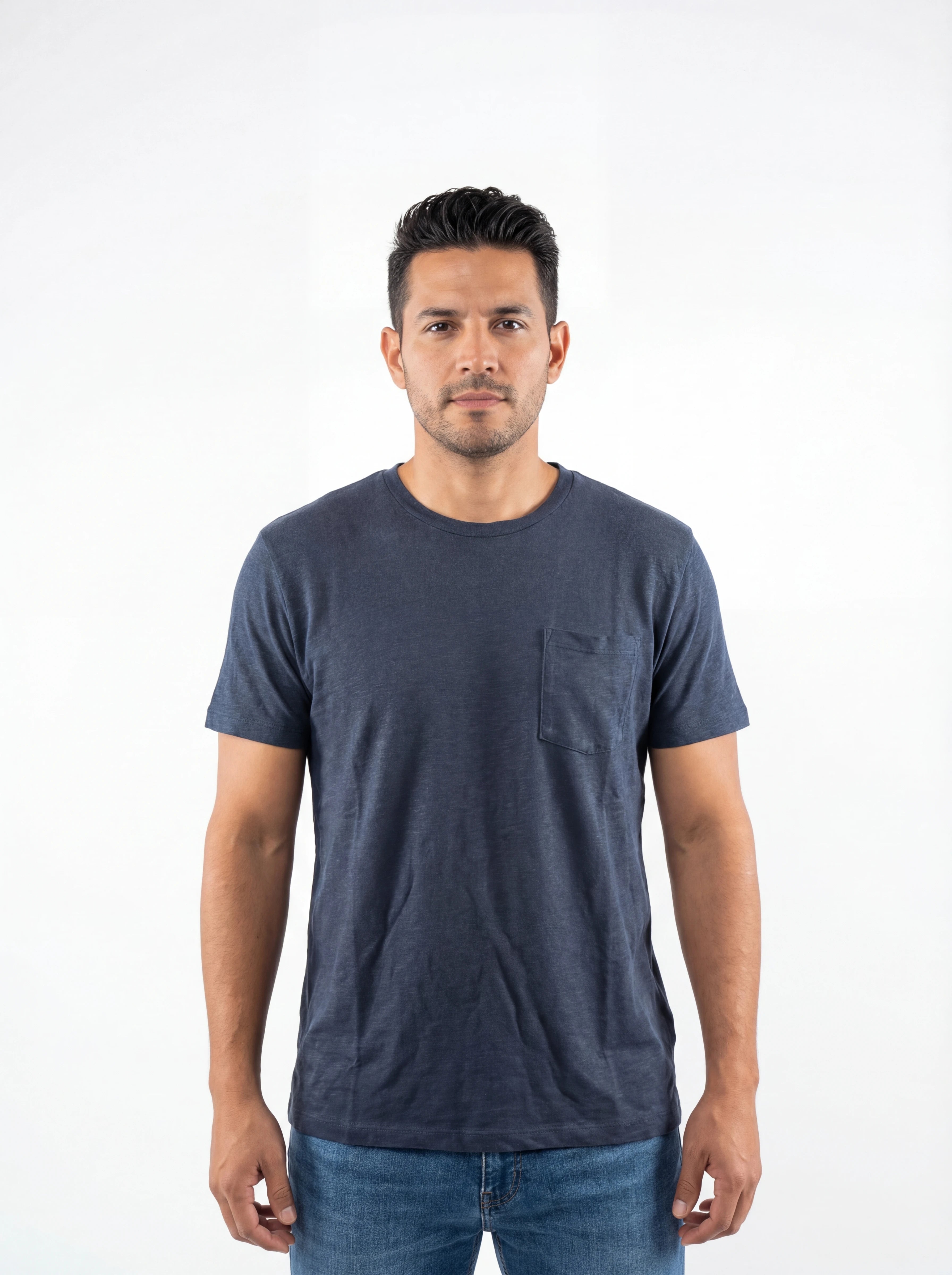 Modello frontalmente t-shirt blu texture lino Saint Barth lino
