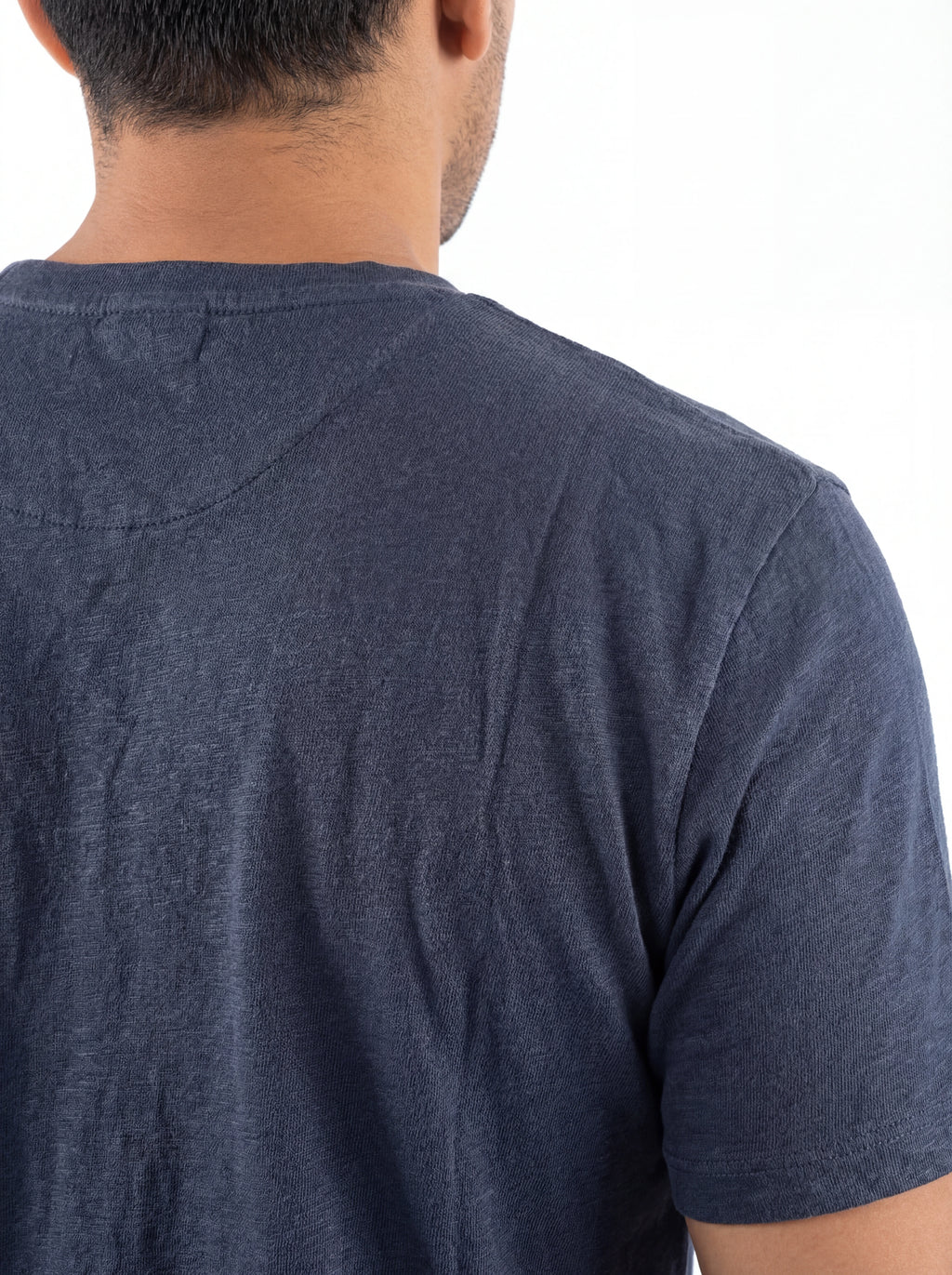 Vista da dietro t-shirt blu texture lino Saint Barth lino Ecstasea