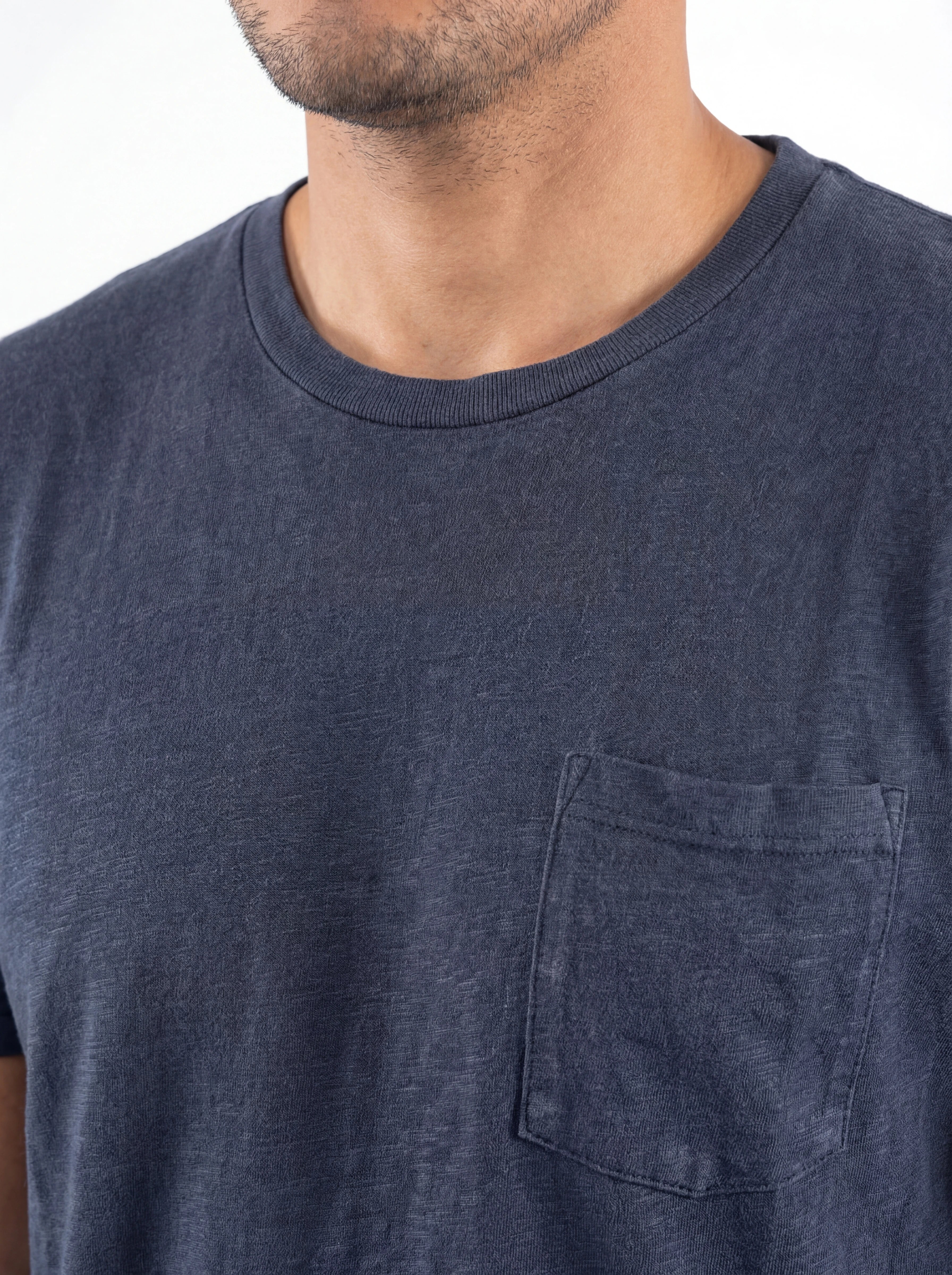 Modello a 45 gradi t-shirt blu texture lino Saint Barth lino