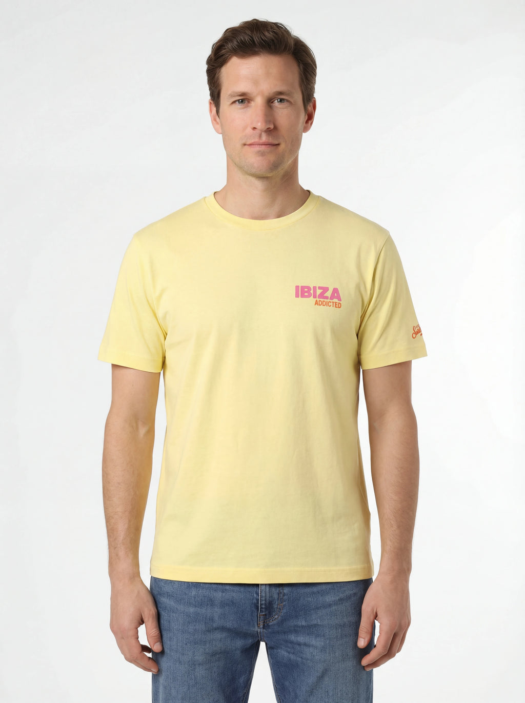 Modello frontalmente t-shirt giallo scritta “IBIZA addicted” Saint Barth