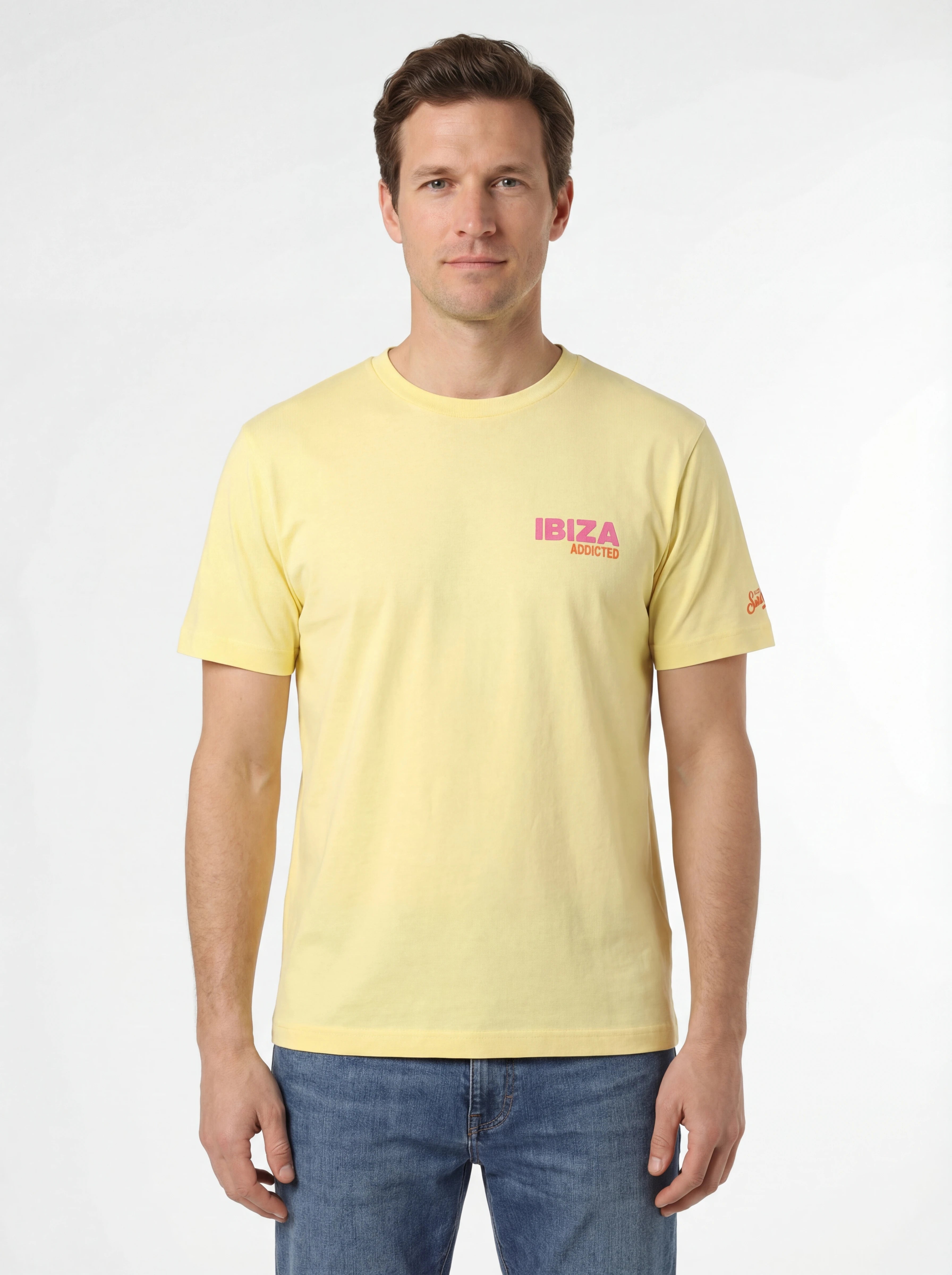 Modello frontalmente t-shirt giallo scritta “IBIZA addicted” Saint Barth