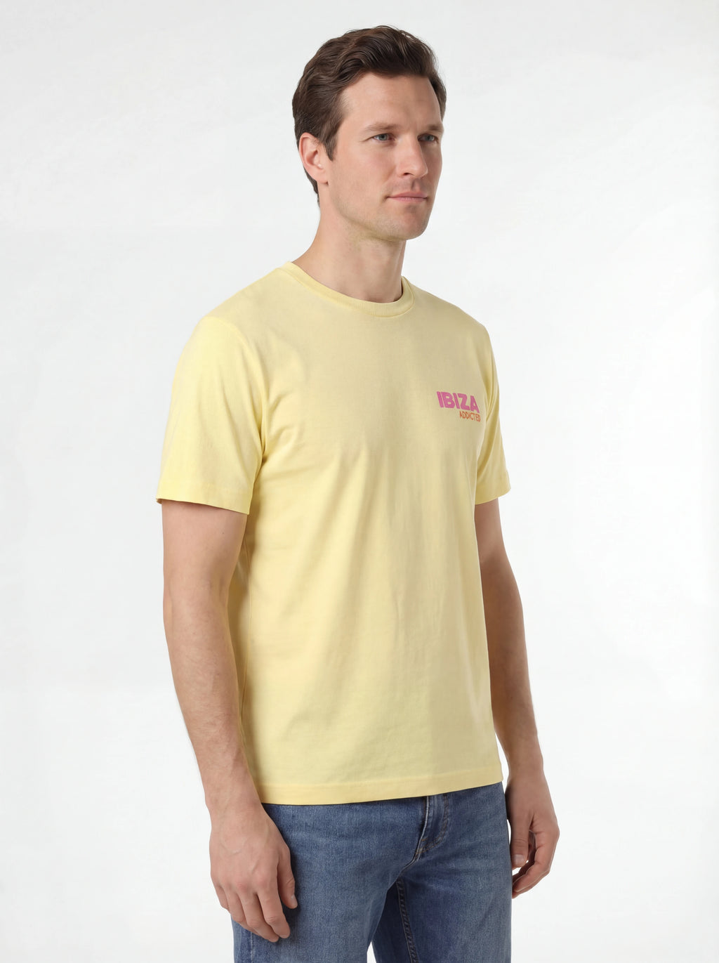 T-shirt su sfondo neutro frontale t-shirt giallo scritta “IBIZA addicted” Saint Barth