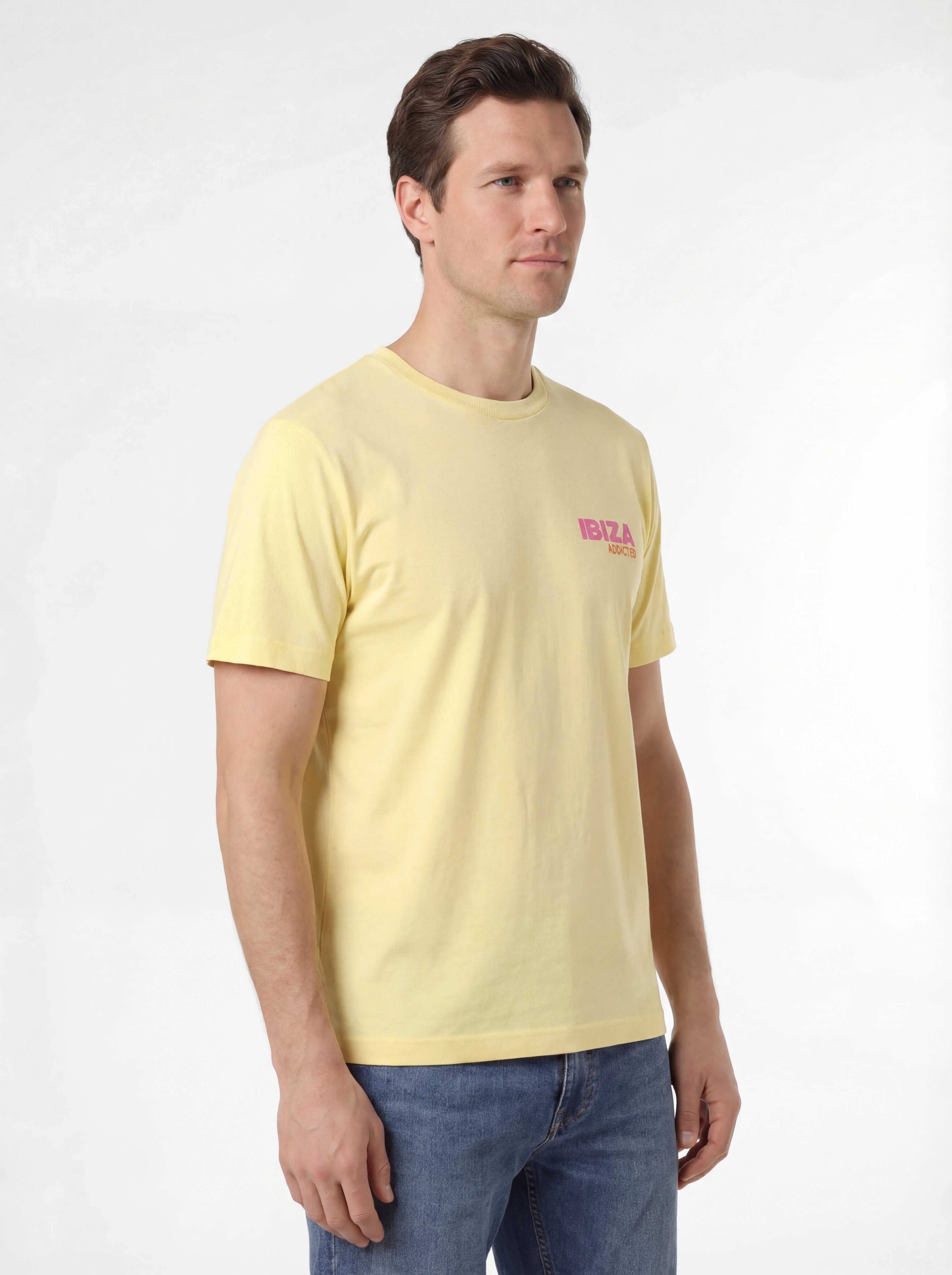 T-shirt su sfondo neutro frontale t-shirt giallo scritta “IBIZA addicted” Saint Barth