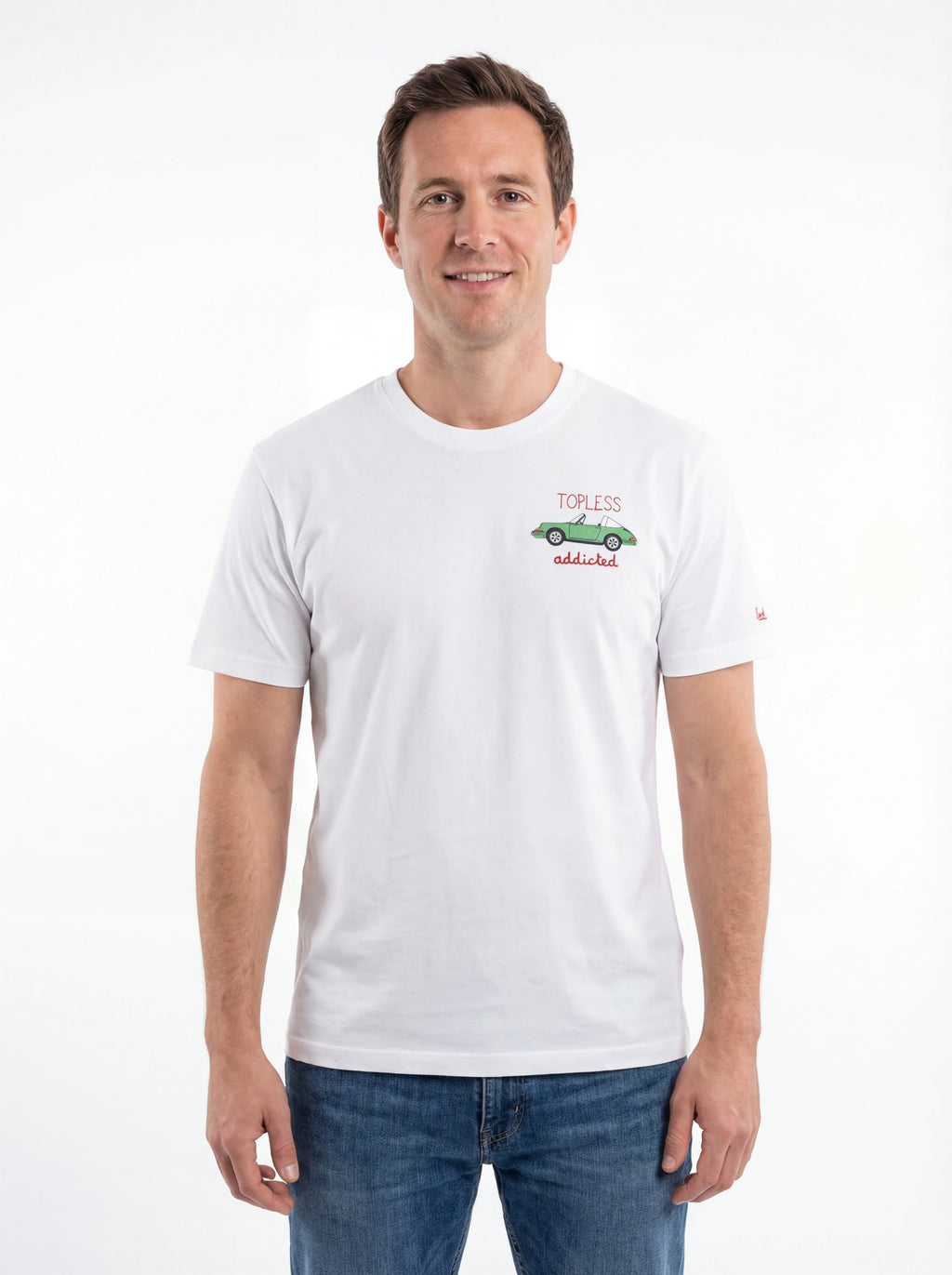 Modello frontalmente t-shirt bianco scritta “TOPLESS ADDICTED” Saint Barth cotone