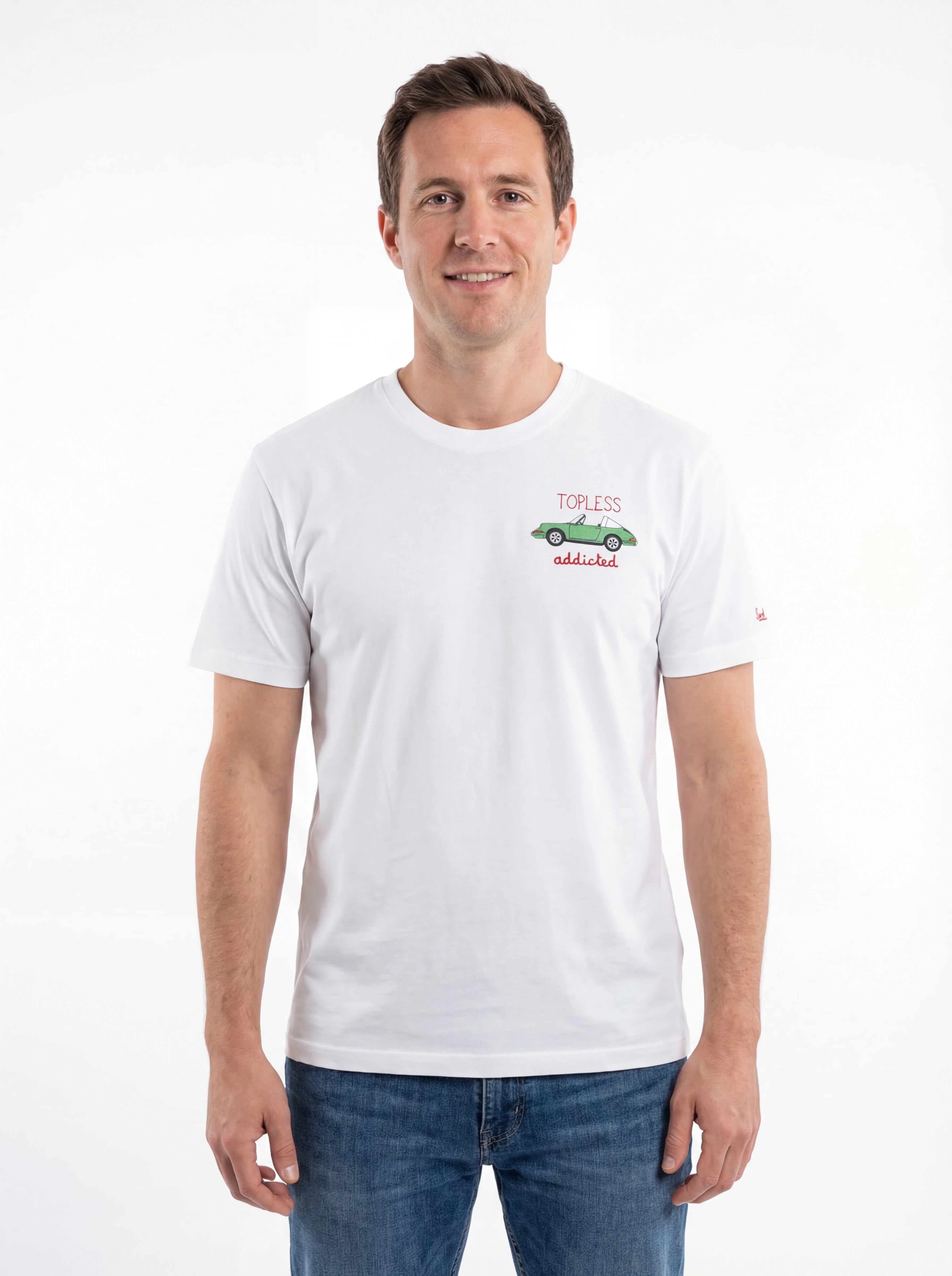 Modello frontalmente t-shirt bianco scritta “TOPLESS ADDICTED” Saint Barth cotone