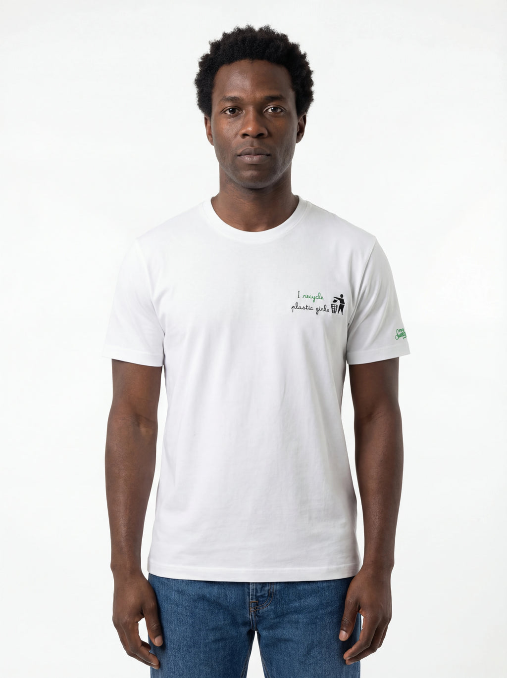 Modello frontalmente t-shirt bianco scritta “I RECYCLE PLASTIC GIRL” Saint Barth cotone